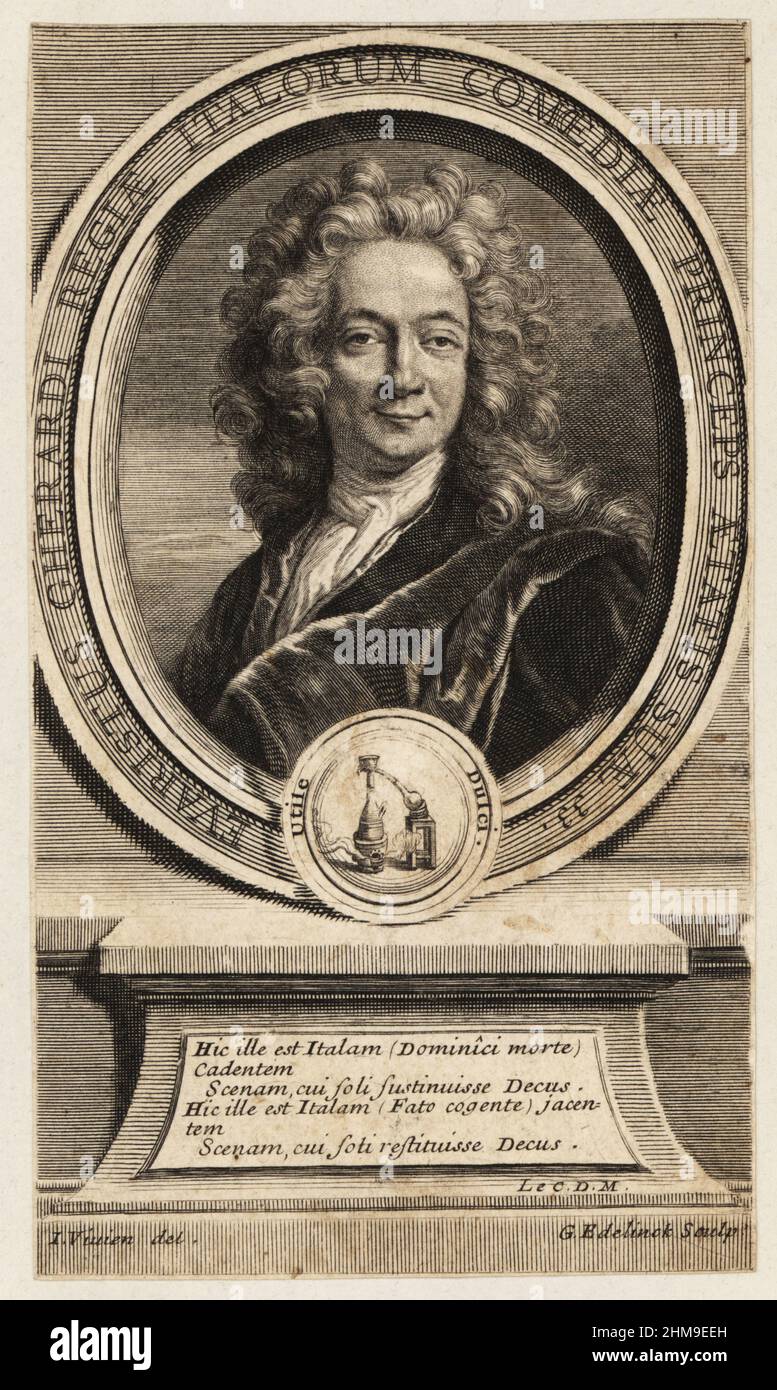 Portrait d'Evaristo Gherardi, acteur et dramaturge italien, 1663-1700. Connu sous le nom d'Arlequi (Arlequin). Vignette d'une distillerie et inscription latine autour du cadre: EVARISTUS GHERARDI REGIAE ITALORUM COMEDIAE PRINCES AETATIS SUAE 33. Gravure sur plaque de coperplate par Gerard Edelinck après un portrait de Joseph Vivien, 1741. Banque D'Images