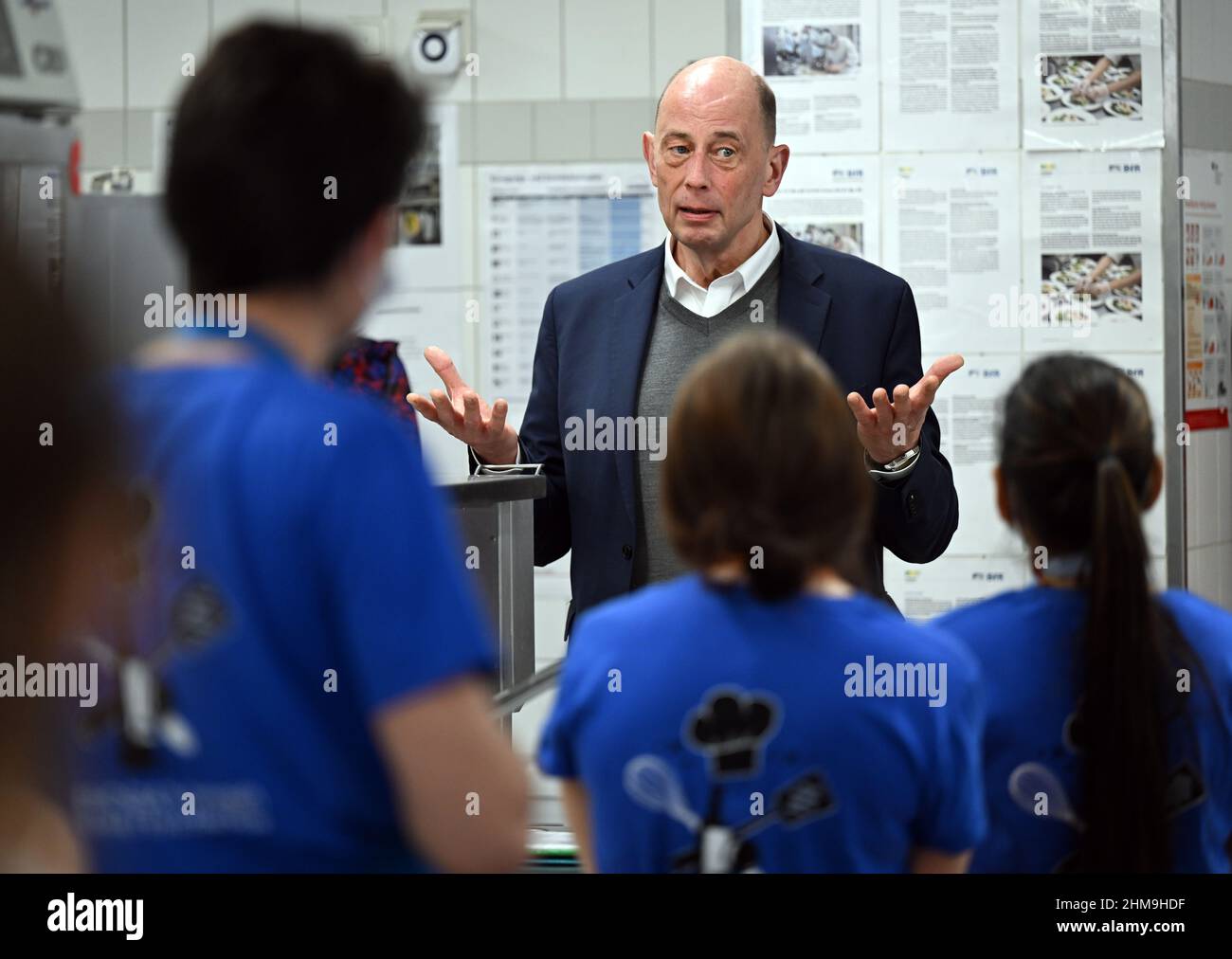 08 février 2022, Thuringe, Erfurt: Wolfgang Tiefensee (SPD), ministre de l'économie, de la Science et de la Société numérique de Thuringe, s'entretient avec des stagiaires étrangers d'une classe de la première année d'apprentissage dans le secteur hôtelier au centre de compétence DEHOGA d'Erfurt. Le même jour, la formation commence ici pour 20 apprentis étrangers dans le secteur de l'hôtellerie et de la restauration. Photo: Martin Schutt/dpa-Zentralbild/dpa Banque D'Images