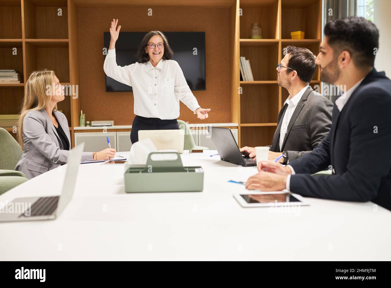 Femme d'affaires en tant que gestionnaire à l'atelier de formation et de coaching de motivation avec son équipe au bureau Banque D'Images