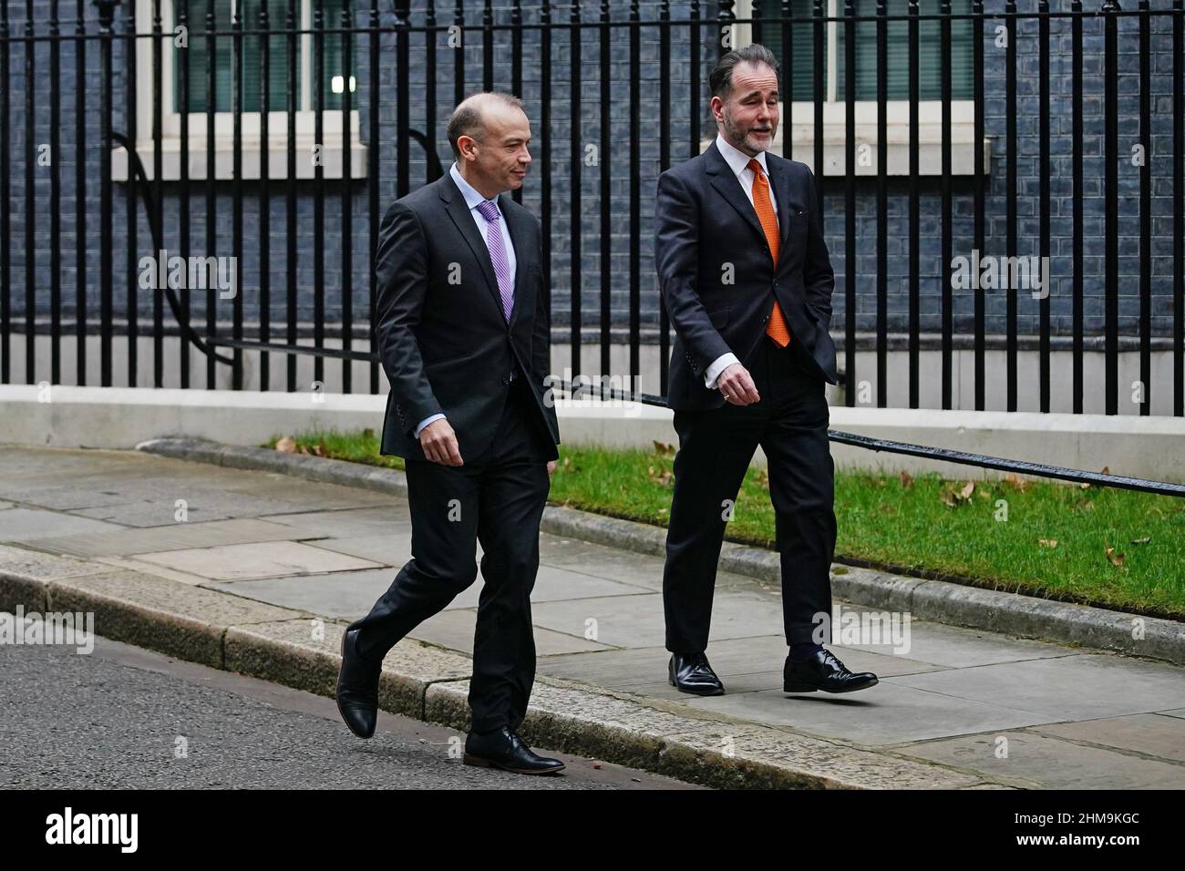 Chris Heaton-Harris (à gauche), qui a été nommé whip en chef et Christopher Pincher, quittent le 10 Downing Street, Londres, au poste de Premier ministre Boris Johnson, qui a remanié son Cabinet. Date de la photo: Mardi 8 février 2022. Banque D'Images