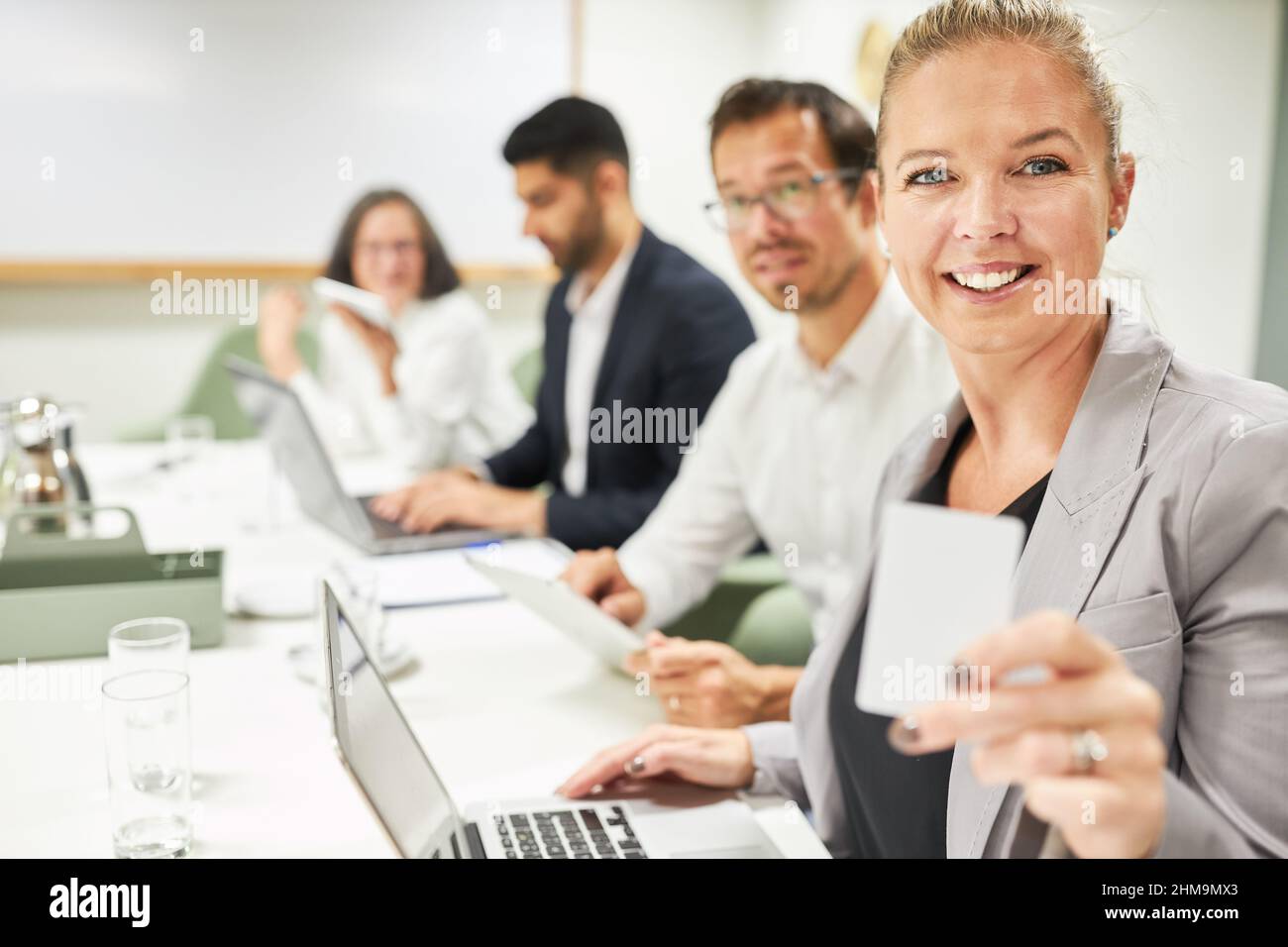 Jeune femme d'affaires utilisant la carte de crédit pour la banque en ligne et le commerce électronique dans l'atelier d'ordinateur Banque D'Images