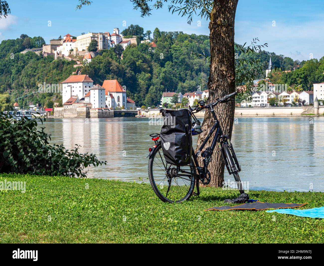 En vélo sur la piste cyclable du Danube près de Passau en Bavière Banque D'Images