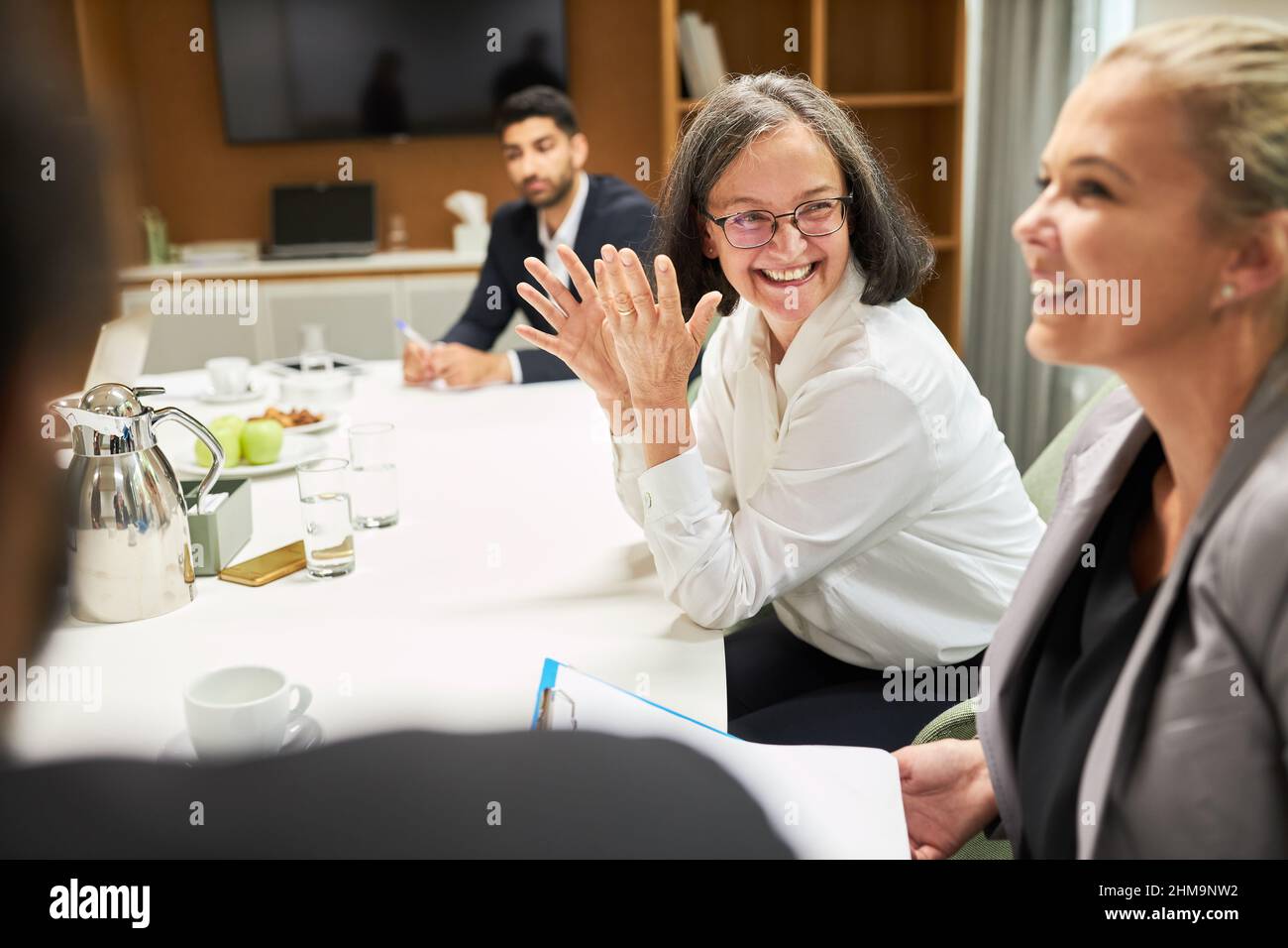 Des femmes d'affaires souriantes en réunion dans la salle de conférence travaillent ensemble en équipe Banque D'Images