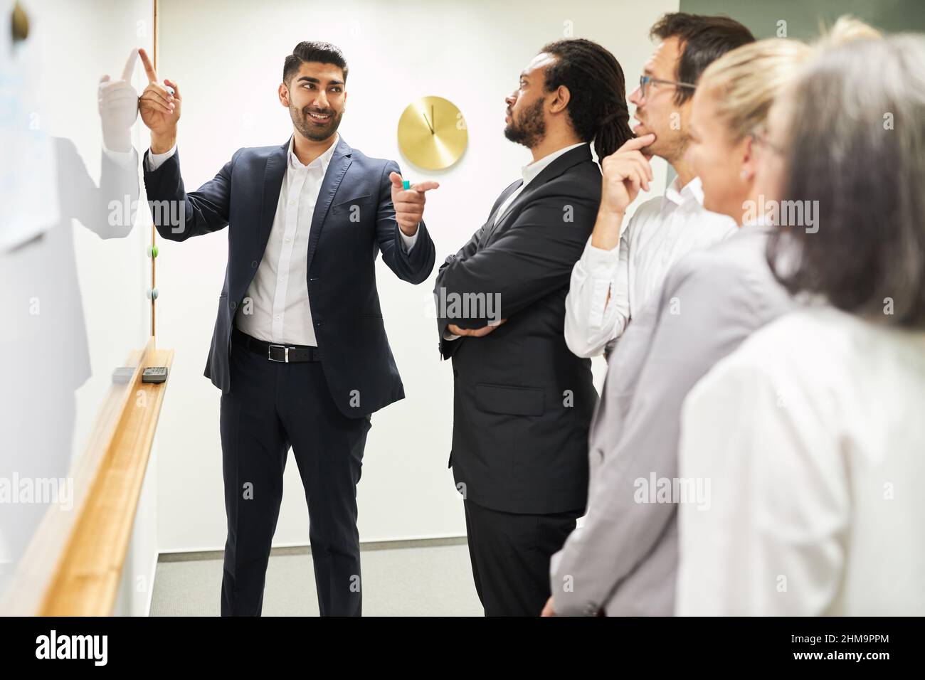 Jeune homme d'affaires comme consultant et formateur dans un atelier de coaching donnant une présentation Banque D'Images
