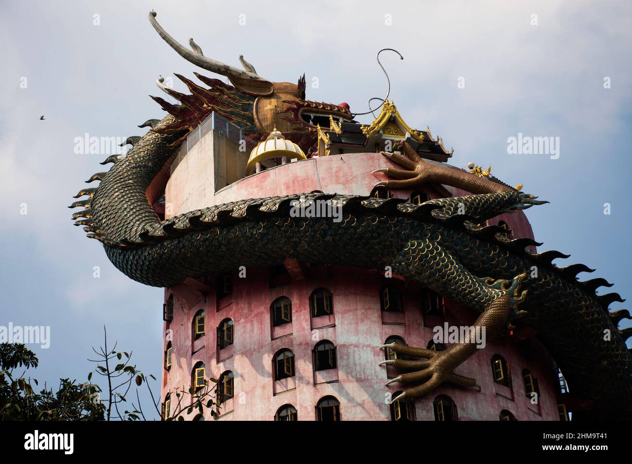 Bâtiment extérieur avec le roi du serpent naga et le dragon chinois enveloppé autour de la tour pour les gens thaïlandais Voyage visite et respect prier de Wat Samphran t Banque D'Images
