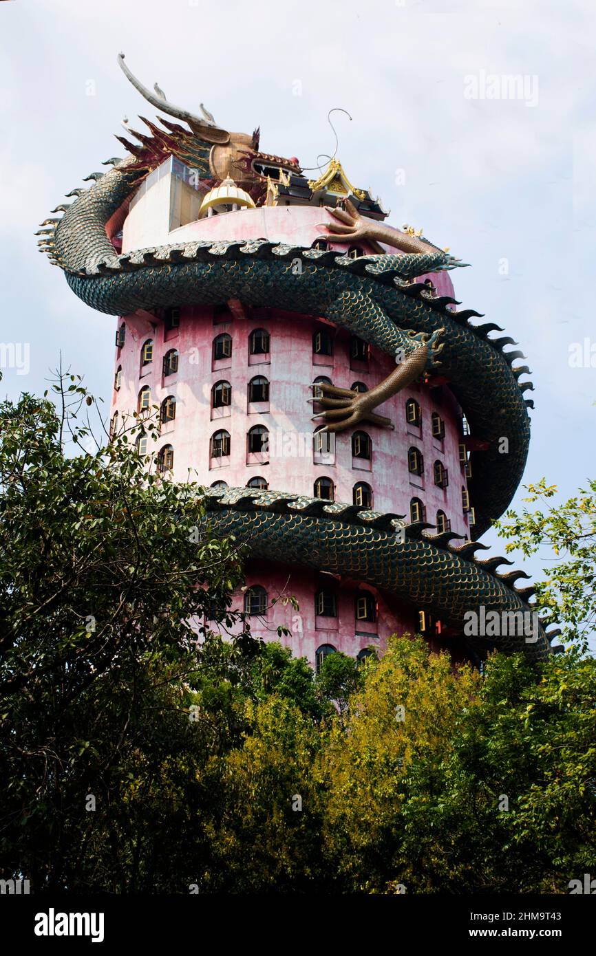 Bâtiment extérieur avec le roi du serpent naga et le dragon chinois enveloppé autour de la tour pour les gens thaïlandais Voyage visite et respect prier de Wat Samphran t Banque D'Images