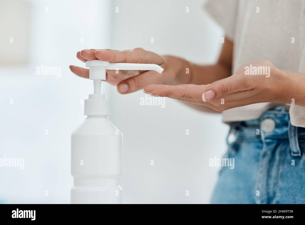 L'assainisseur pour les mains tue de nombreux germes nocifs. Photo d'une femme non reconnaissable qui désinfecte ses mains. Banque D'Images