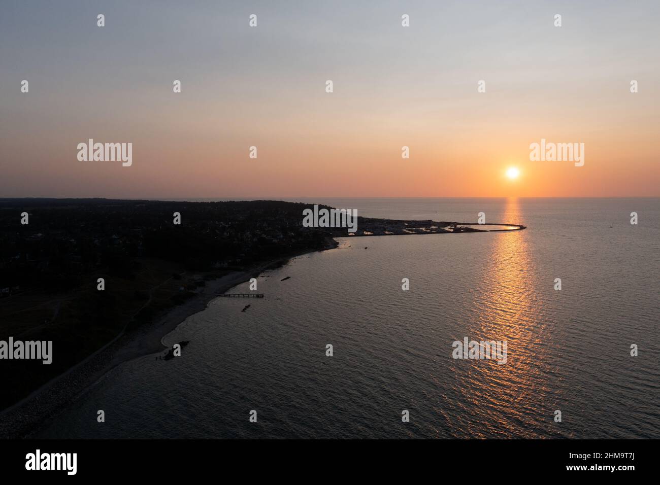 Vue sur le coucher du soleil dans le port de Gilleleje Banque D'Images