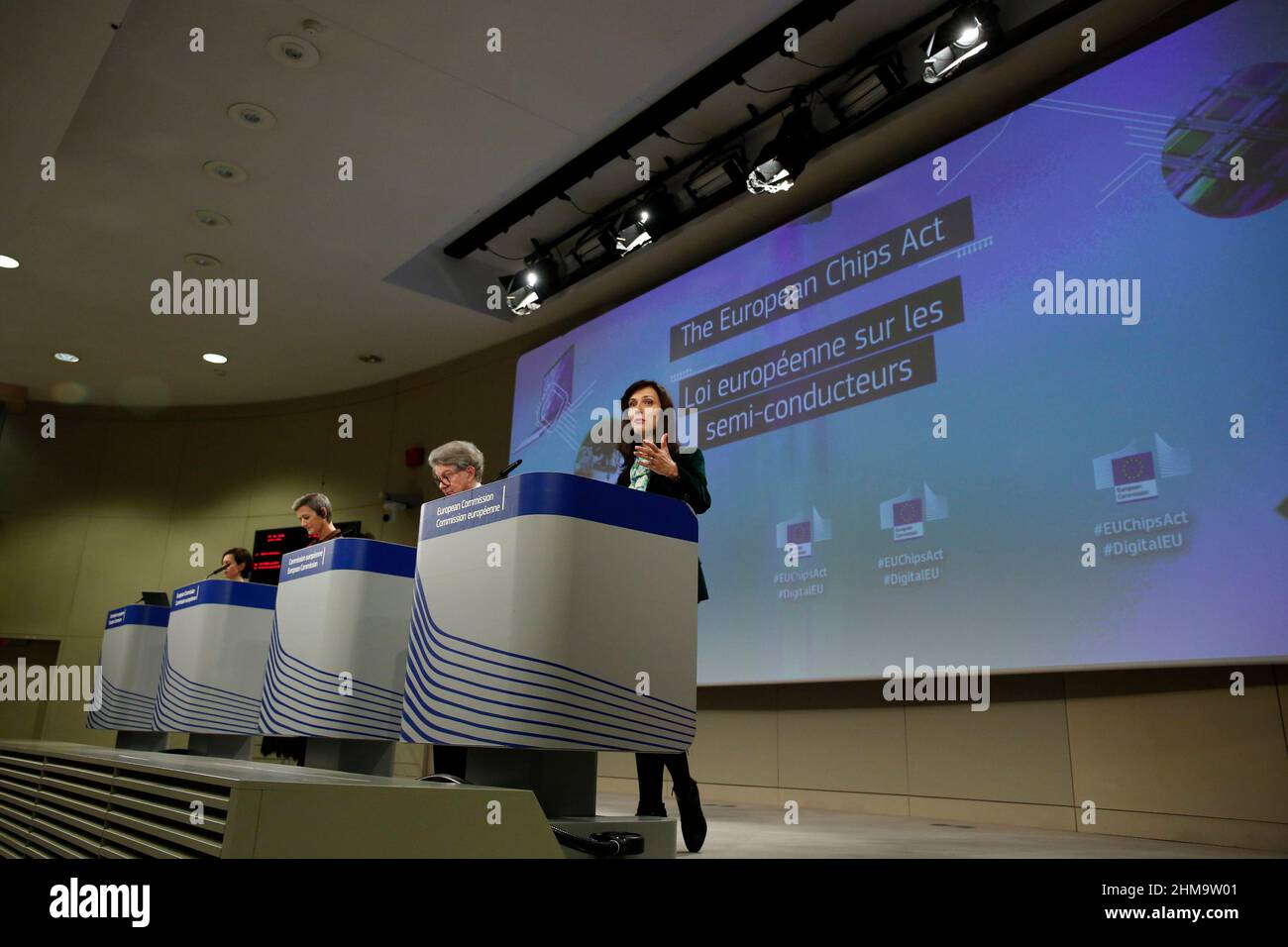 Bruxelles, région de Bruxelles-capitale, Belgique. 8th févr. 2022. La commissaire européenne chargée de l'innovation, de la recherche, de la culture, de l'éducation et de la jeunesse, Mariya GABRIEL, prend la parole lors d'une conférence de presse sur la loi sur les puces européennes au siège de la Commission européenne à Bruxelles, Belgique, le 8 février 2022. La Commission européenne a proposé un plan de 48 milliards de dollars pour faire face aux pénuries de semi-conducteurs et renforcer le leadership technologique de l'Europe. (Credit image: © Valeria Mongelli/ZUMA Press Wire) Credit: ZUMA Press, Inc./Alamy Live News Banque D'Images
