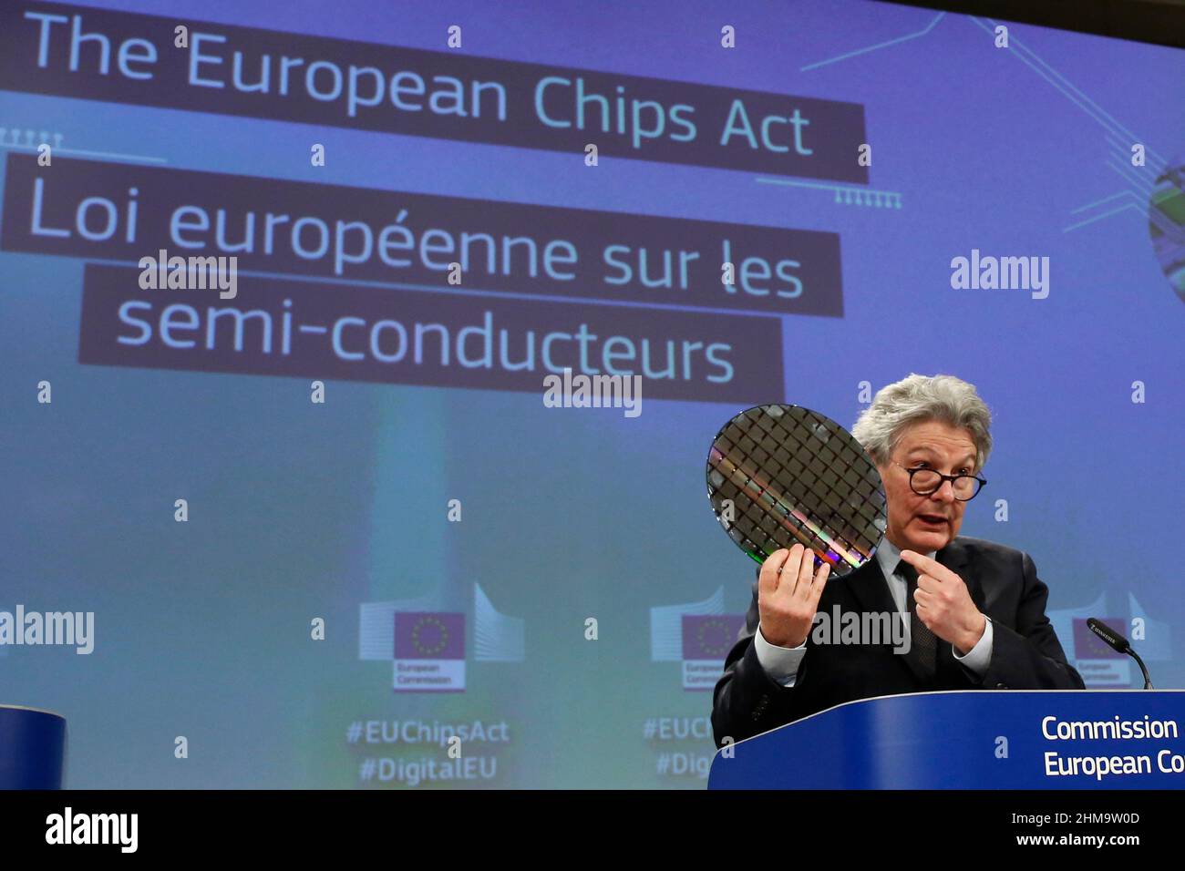 Bruxelles, région de Bruxelles-capitale, Belgique. 8th févr. 2022. Le commissaire européen chargé du marché intérieur Thierry BRETON prend la parole lors d'une conférence de presse sur la loi européenne sur les puces au siège de la Commission européenne à Bruxelles, Belgique, le 8 février 2022. La Commission européenne a proposé un plan de 48 milliards de dollars pour faire face aux pénuries de semi-conducteurs et renforcer le leadership technologique de l'Europe. (Credit image: © Valeria Mongelli/ZUMA Press Wire) Credit: ZUMA Press, Inc./Alamy Live News Banque D'Images