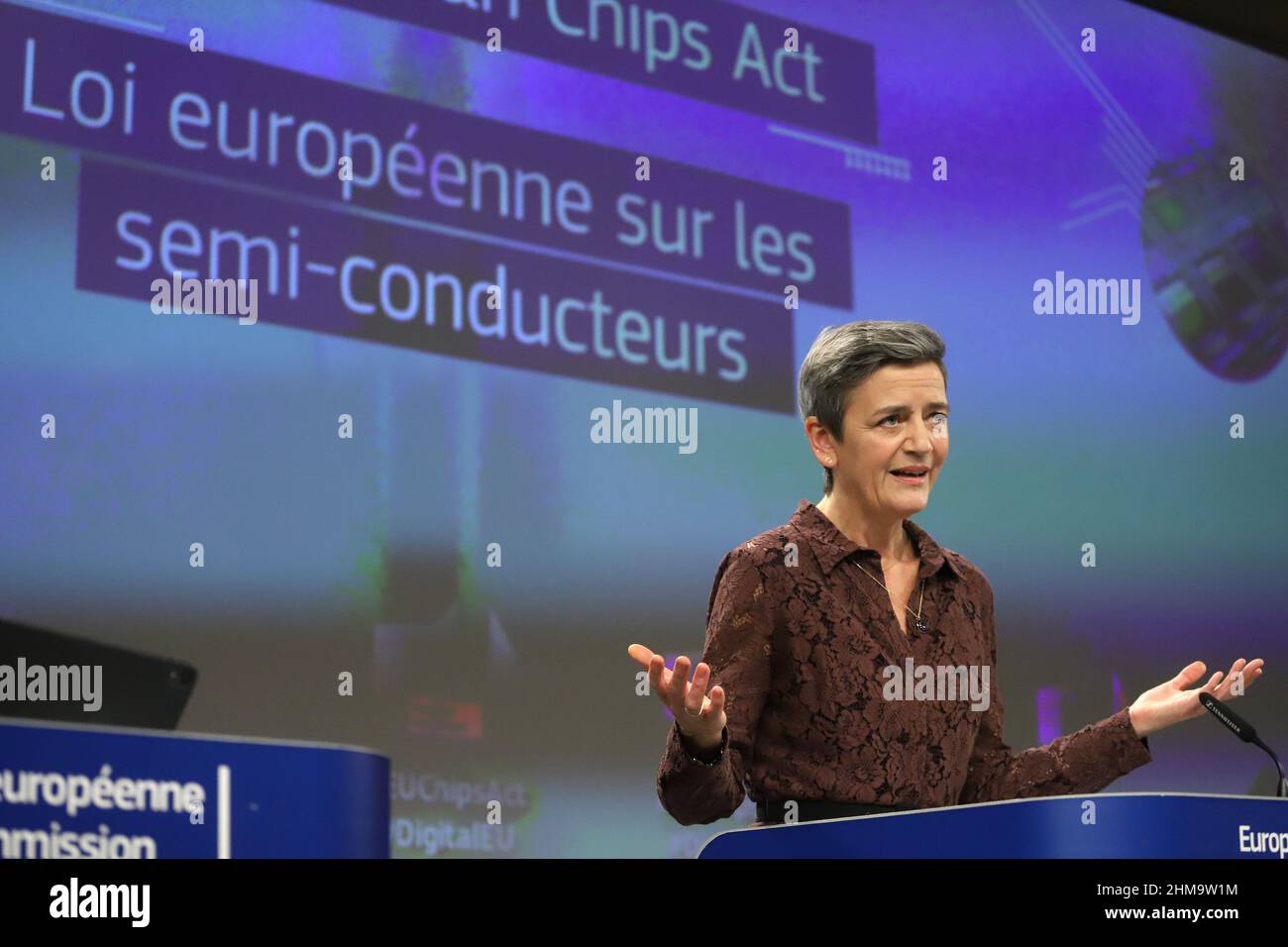 Bruxelles, région de Bruxelles-capitale, Belgique. 8th févr. 2022. Le vice-président exécutif européen Margrethe VESTAGER s'exprime lors d'une conférence de presse sur la loi européenne sur les puces au siège de la Commission européenne à Bruxelles, Belgique, le 8 février 2022. La Commission européenne a proposé un plan de 48 milliards de dollars pour faire face aux pénuries de semi-conducteurs et renforcer le leadership technologique de l'Europe. (Credit image: © Valeria Mongelli/ZUMA Press Wire) Credit: ZUMA Press, Inc./Alamy Live News Banque D'Images