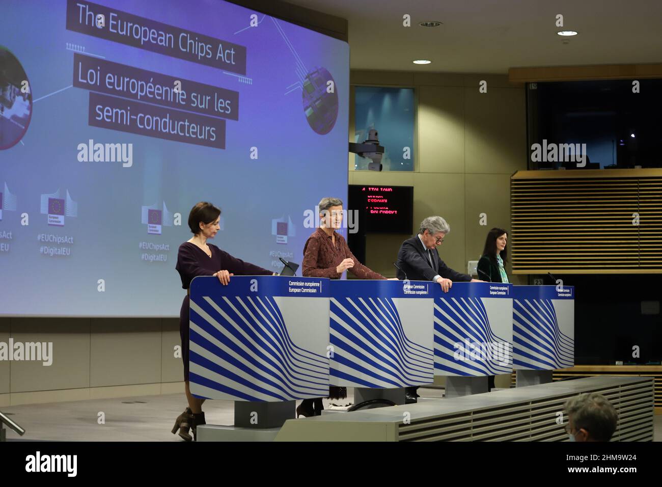 Bruxelles, région de Bruxelles-capitale, Belgique. 8th févr. 2022. Le vice-président exécutif européen Margrethe VESTAGER, deuxième à gauche, prend la parole lors d'une conférence de presse sur la loi européenne sur les puces au siège de la Commission européenne à Bruxelles, Belgique, le 8 février 2022. La Commission européenne a proposé un plan de 48 milliards de dollars pour faire face aux pénuries de semi-conducteurs et renforcer le leadership technologique de l'Europe. (Credit image: © Valeria Mongelli/ZUMA Press Wire) Credit: ZUMA Press, Inc./Alamy Live News Banque D'Images