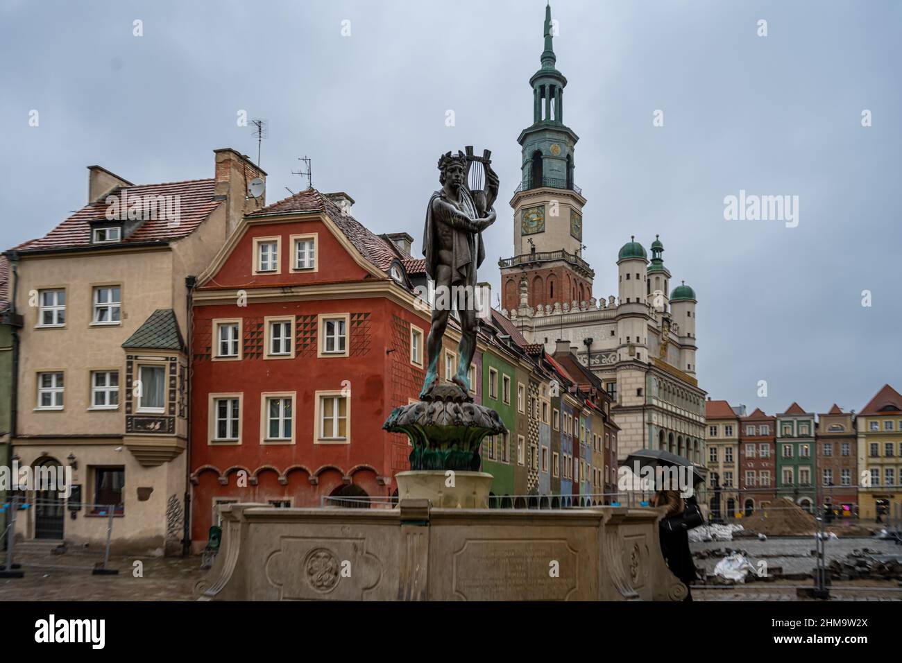 4 janvier 2021 - Poznan, Pologne : la fontaine d'Apollon - l'une des quatre fontaines sur l'ancien marché de la renaissance à Poznan Banque D'Images