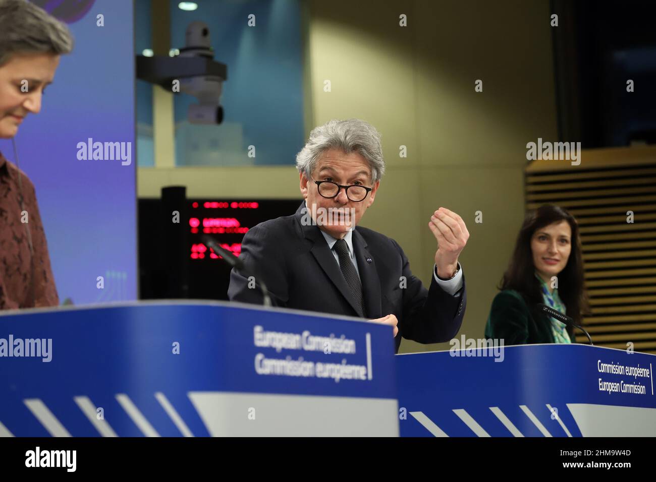 Bruxelles, région de Bruxelles-capitale, Belgique. 8th févr. 2022. Le commissaire européen chargé du marché intérieur Thierry BRETON prend la parole lors d'une conférence de presse sur la loi européenne sur les puces au siège de la Commission européenne à Bruxelles, Belgique, le 8 février 2022. La Commission européenne a proposé un plan de 48 milliards de dollars pour faire face aux pénuries de semi-conducteurs et renforcer le leadership technologique de l'Europe. (Credit image: © Valeria Mongelli/ZUMA Press Wire) Credit: ZUMA Press, Inc./Alamy Live News Banque D'Images
