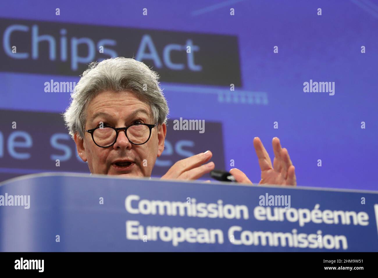 Bruxelles, région de Bruxelles-capitale, Belgique. 8th févr. 2022. Le commissaire européen chargé du marché intérieur Thierry BRETON prend la parole lors d'une conférence de presse sur la loi européenne sur les puces au siège de la Commission européenne à Bruxelles, Belgique, le 8 février 2022. La Commission européenne a proposé un plan de 48 milliards de dollars pour faire face aux pénuries de semi-conducteurs et renforcer le leadership technologique de l'Europe. (Credit image: © Valeria Mongelli/ZUMA Press Wire) Credit: ZUMA Press, Inc./Alamy Live News Banque D'Images