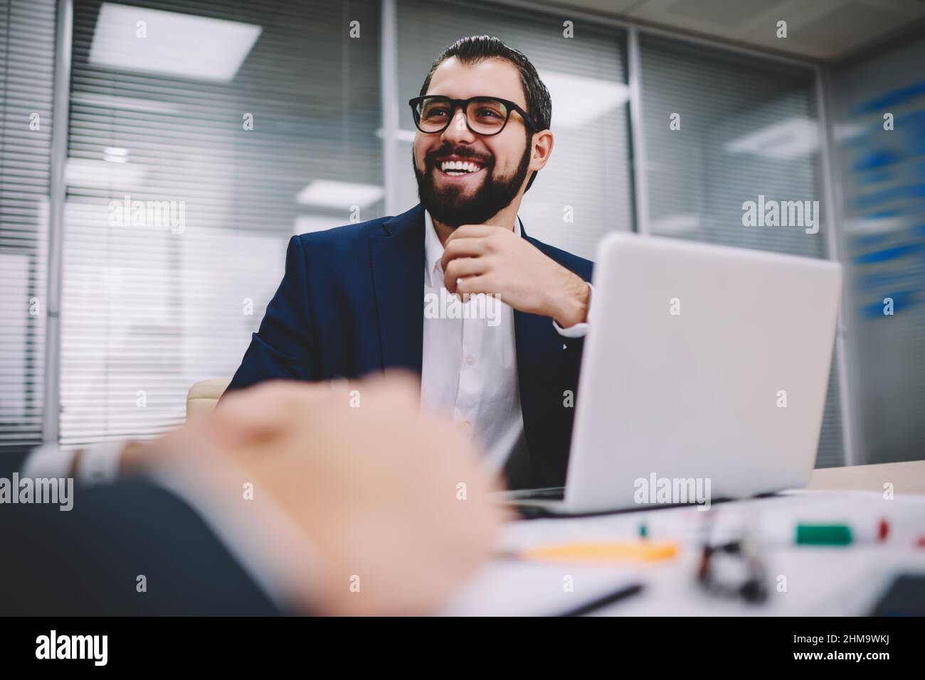 Des partenaires d'affaires positifs travaillant au bureau Banque D'Images