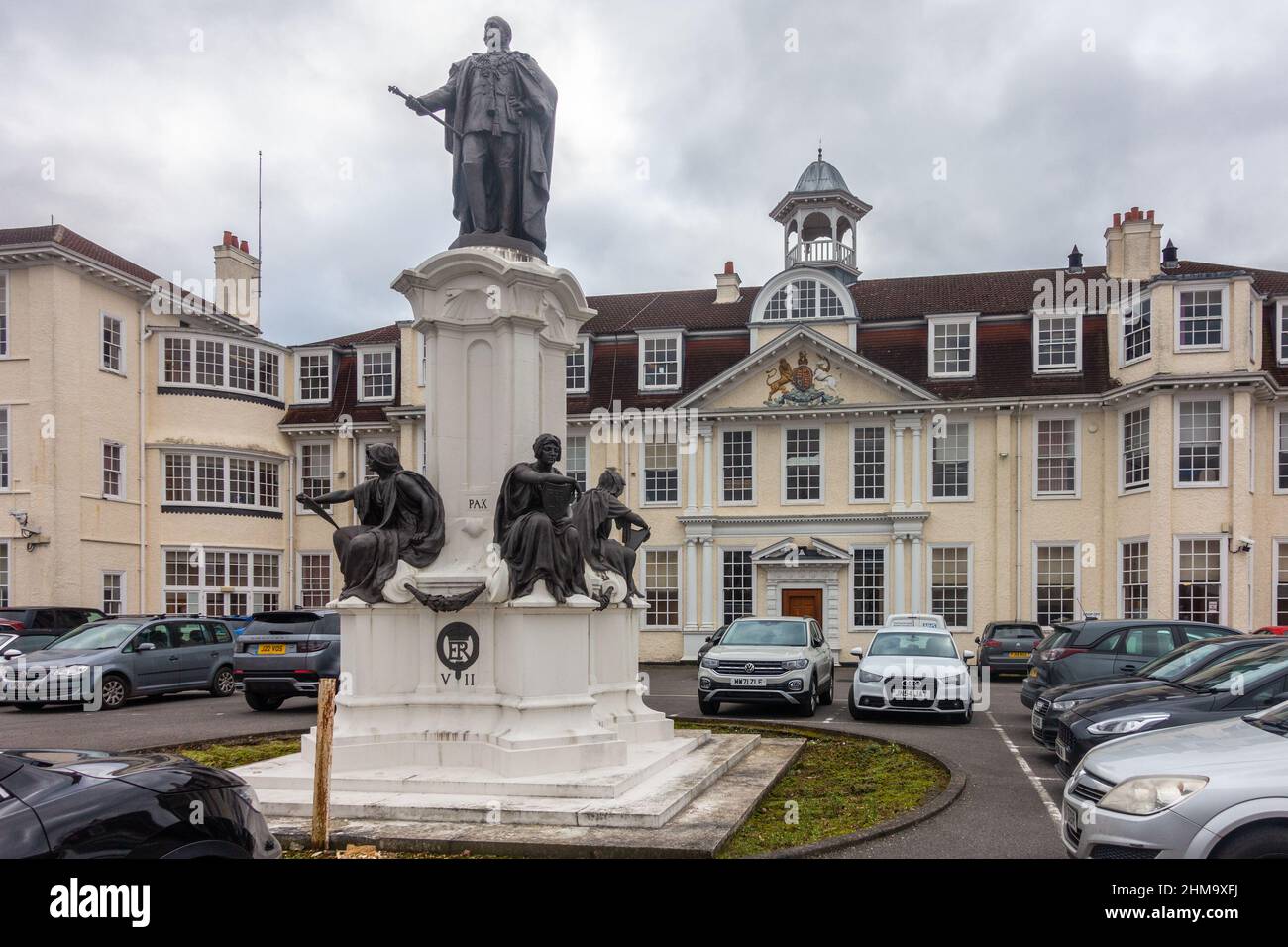 Une statue du roi Edward VII se dresse au sommet d'un piédestal en pierre dans ce qui est maintenant un parking à l'extérieur de l'hôpital du roi Edward VII à Windsor, au Royaume-Uni Banque D'Images