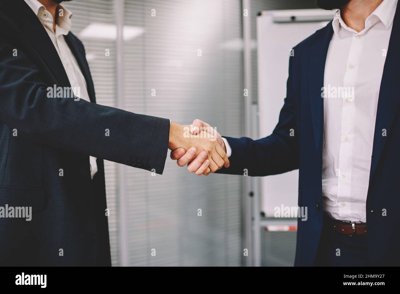 Business colleagues shaking hands in office Banque D'Images