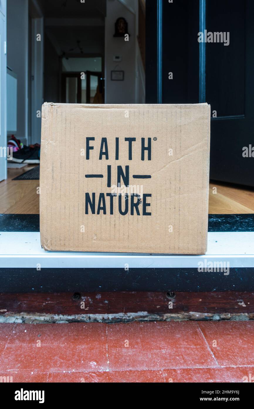Produits de beauté naturels Faith in nature livrés dans une boîte en carton à deux pas Banque D'Images