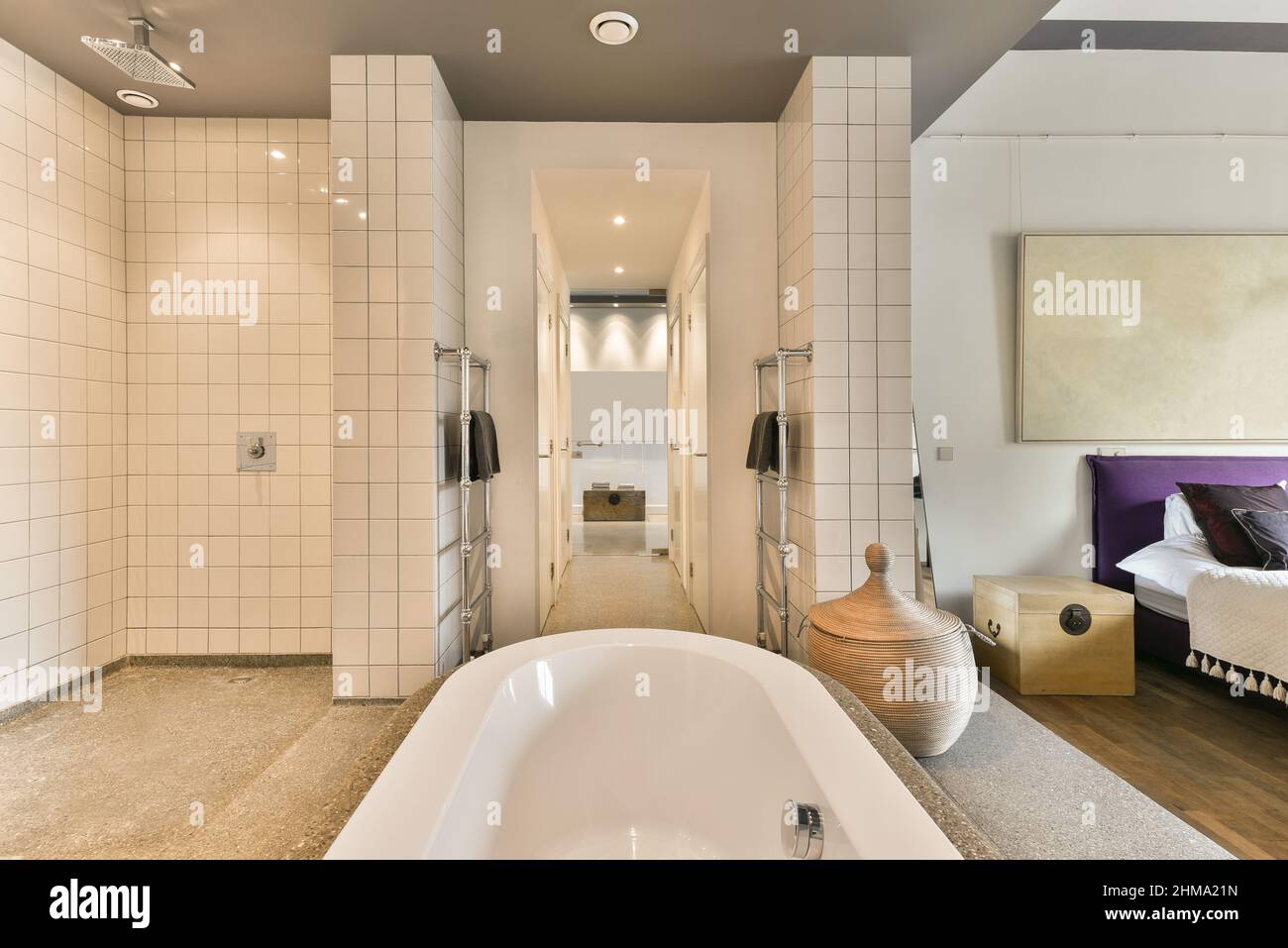 Salle de bains moderne ouverte avec baignoire en céramique et chambre avec  lit confortable près de la fenêtre dans appartement lumineux Photo Stock -  Alamy