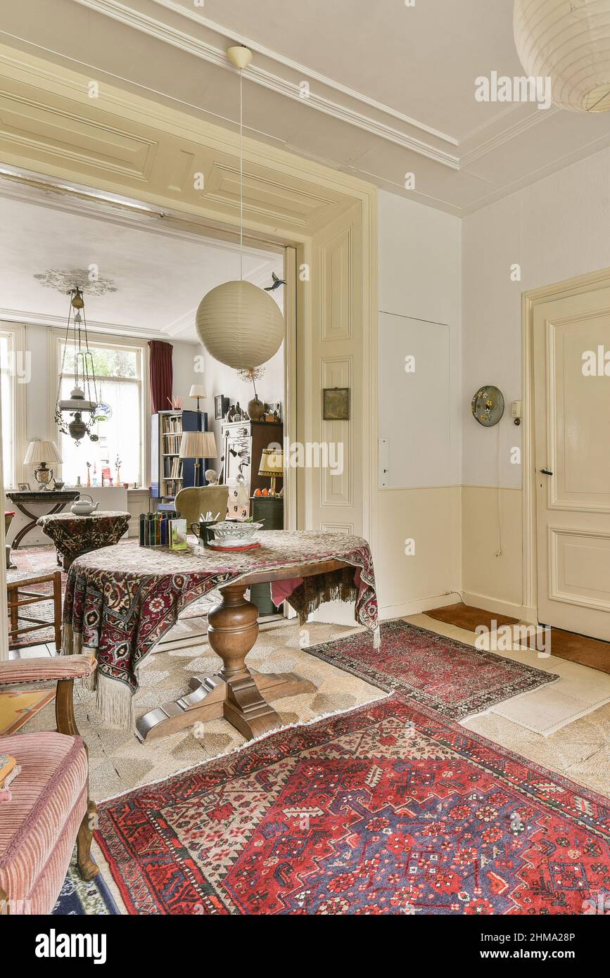 Intérieur d'un salon spacieux avec des meubles à l'ancienne conçus dans un style vintage dans une maison résidentielle Banque D'Images