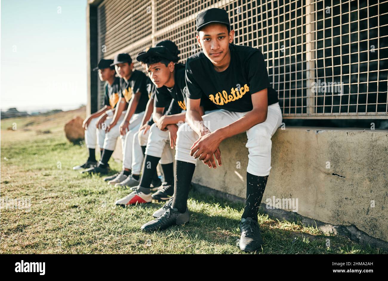 Je n'aurais pas envie d'être ailleurs. Tir d'un groupe de joueurs de baseball assis ensemble sur un terrain. Banque D'Images