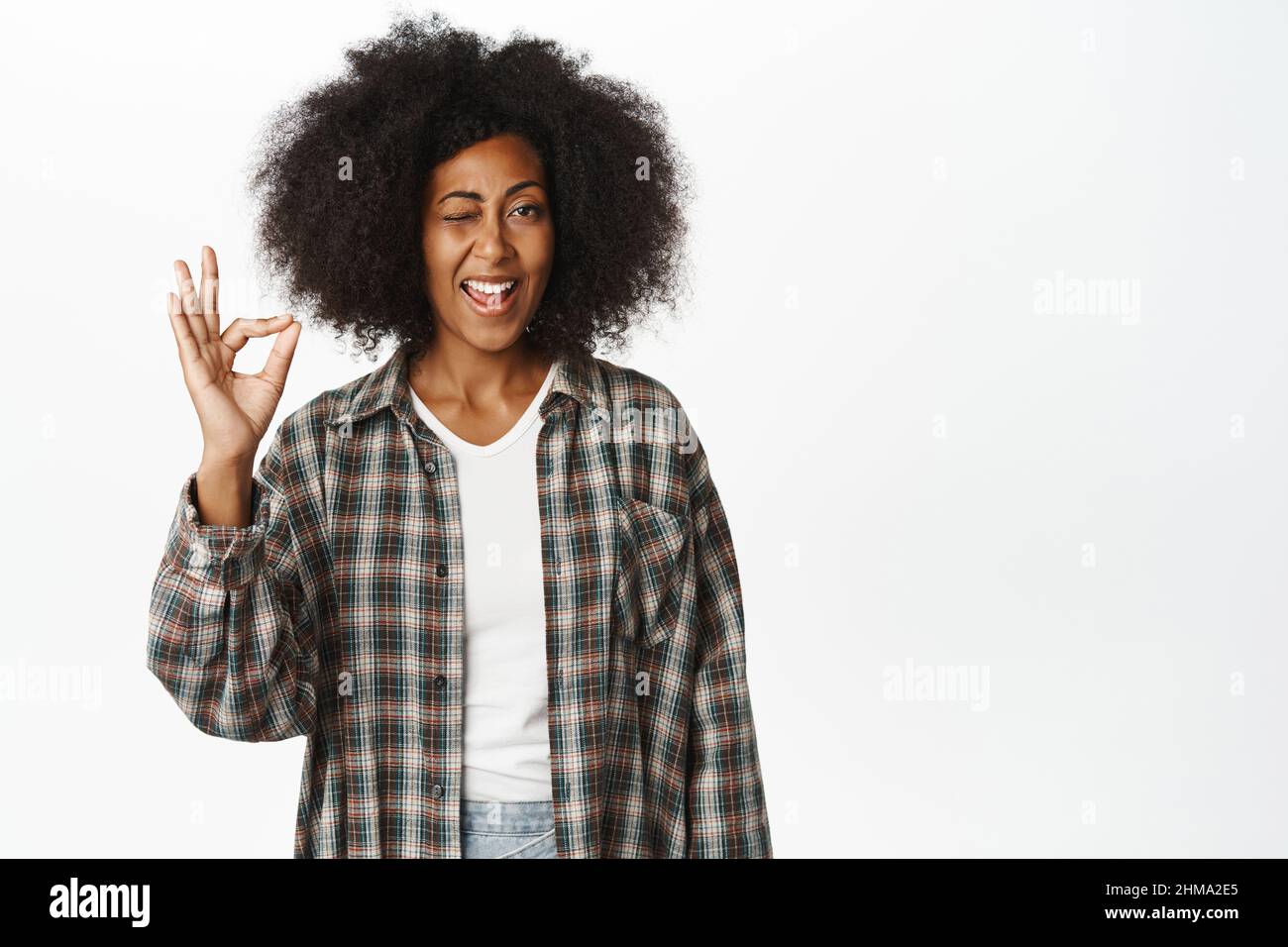 OK, Bravo.Sourire afro-américaine modèle montre OK, le geste zéro ok dans l'approbation, d'accord, comme et de recommander smth bon, fond blanc Banque D'Images