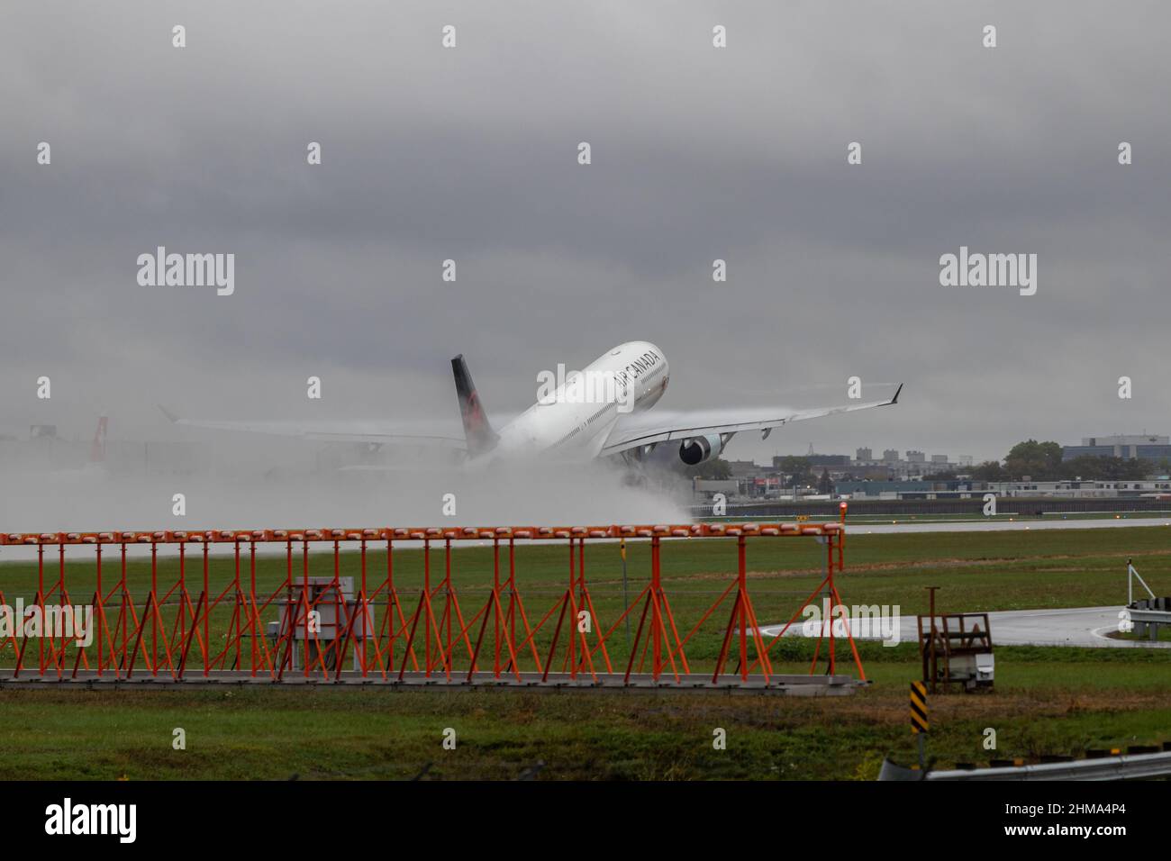 Montréal, Québec, Canada 10-02-2021: Airbus d'Air Canada A330-300 décollage de Montréal lors d'un après-midi pluvieux. INSCRIPTION C-GEFA, FIN 939. Banque D'Images