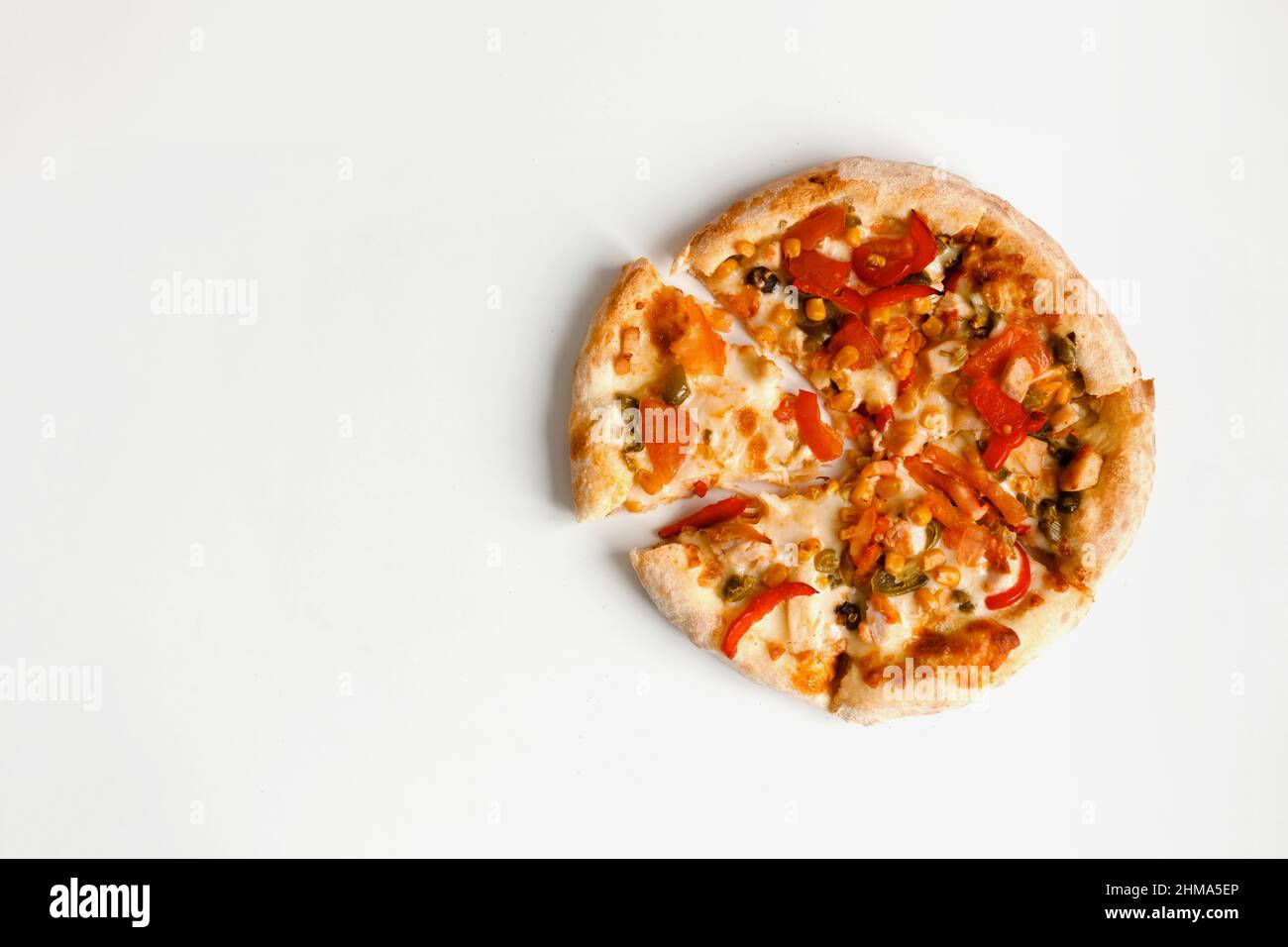 Petite pizza mexicaine dans une boîte en carton pour livraison ou à emporter isolée sur blanc. Vue de dessus Banque D'Images