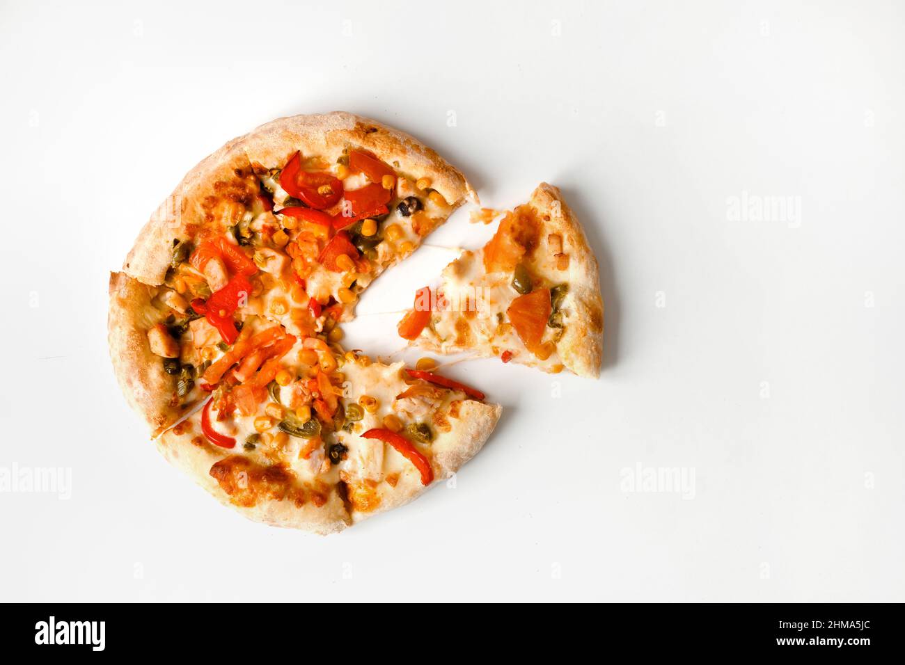 Petite pizza mexicaine dans une boîte en carton pour livraison ou à emporter isolée sur blanc. Vue de dessus Banque D'Images