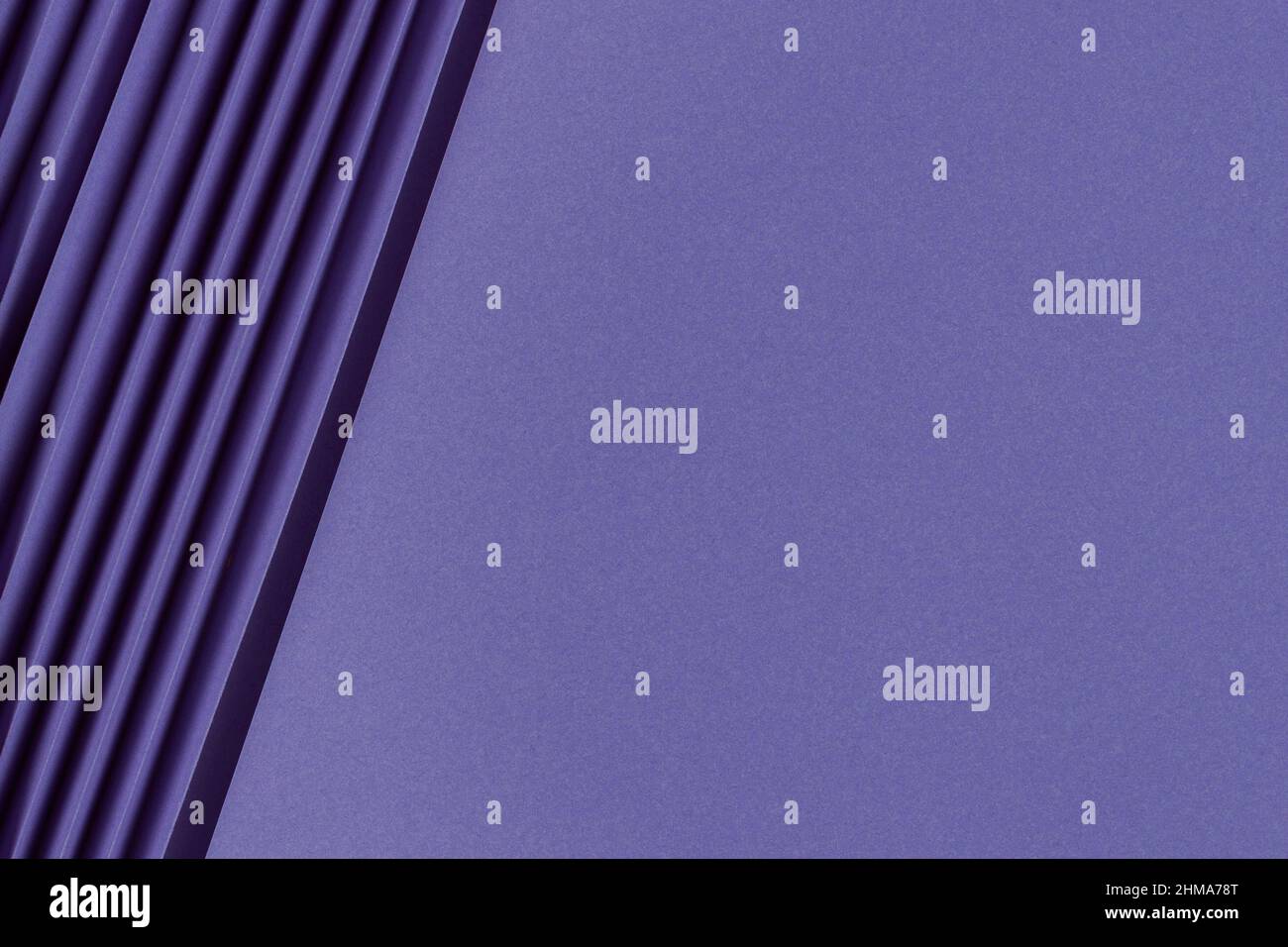 Arrière-plan de bannière géométrique abstrait.Couleur violette fond de texture de papier de pliage Zig Zag.Vue de dessus, espace de copie Banque D'Images