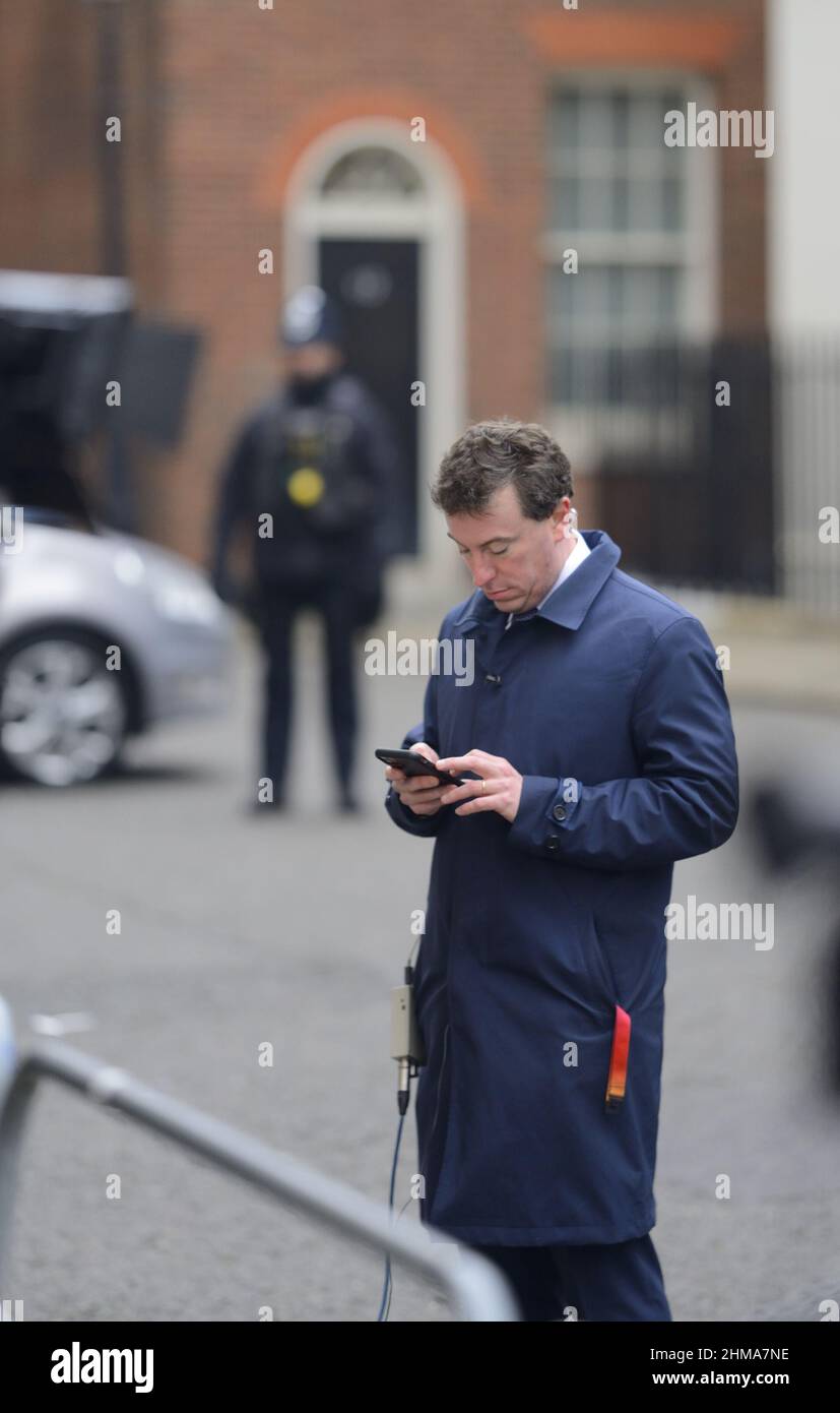 Sam Coates - rédacteur politique adjoint, Sky News - reportage de Downing Street, Londres, janvier 2022 Banque D'Images