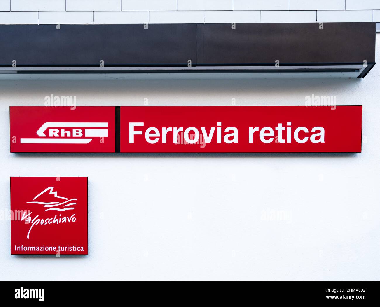 Poschiavo, Suisse - 19 janvier 2022: Le chemin de fer rhétien - Ferrovia retica - est une compagnie de chemin de fer et un opérateur d'infrastructure en Suisse. Banque D'Images