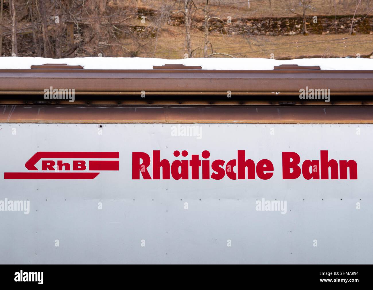 Poschiavo, Suisse - 19 janvier 2022: Le chemin de fer rhétien - Ferrovia retica - est une compagnie de chemin de fer et un opérateur d'infrastructure en Suisse. Banque D'Images