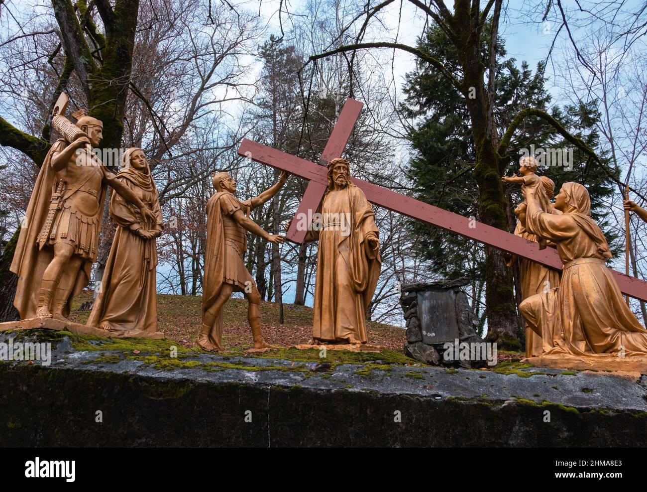 Lourdes, France - 5 janvier 2022 : chemin de la croix de Lourdes - huitième station : les femmes de Jérusalem pleurent pour Jésus Banque D'Images