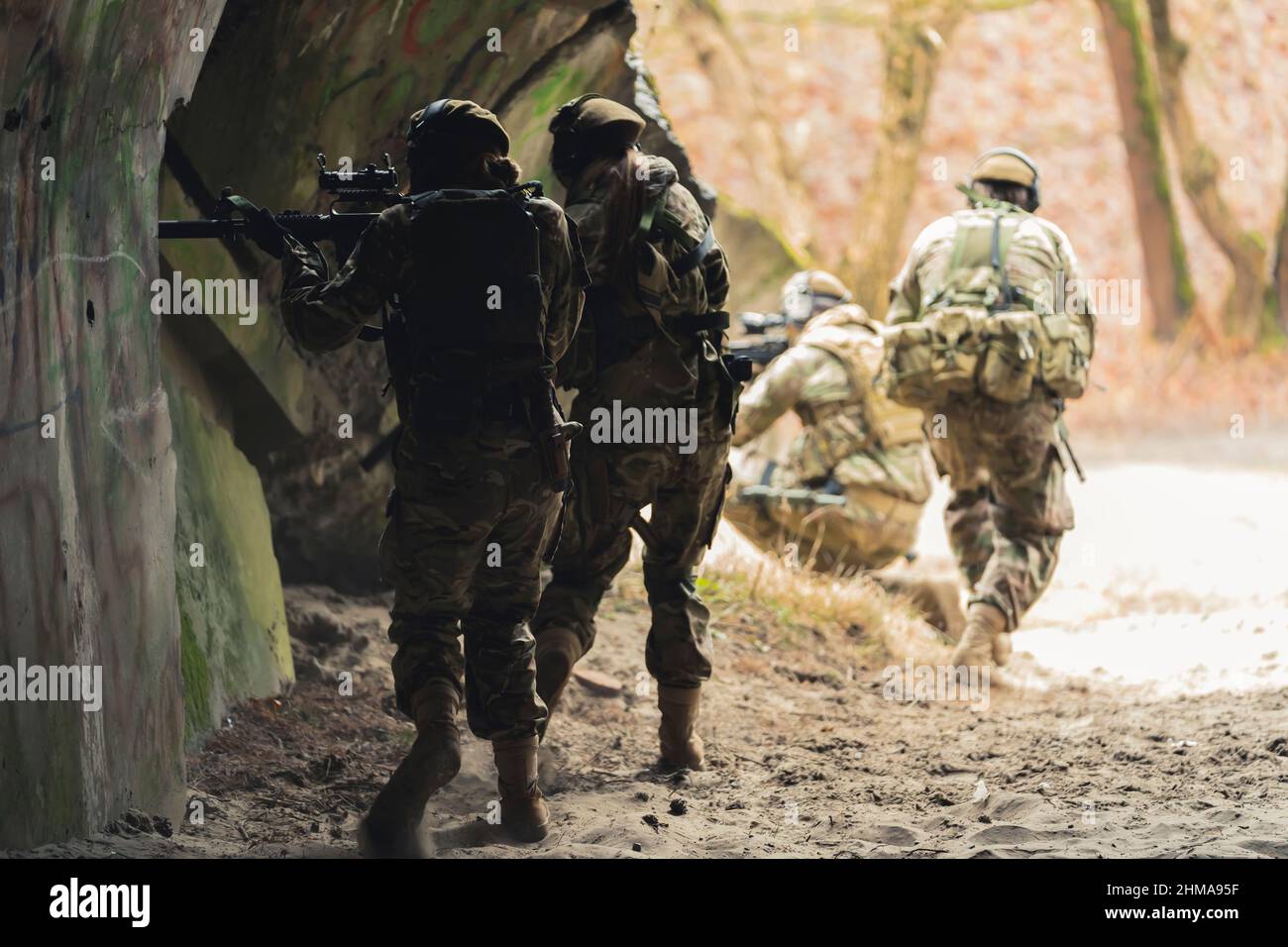 L'armée s'attaque avec tact à la cachette du militant adversaire Banque D'Images