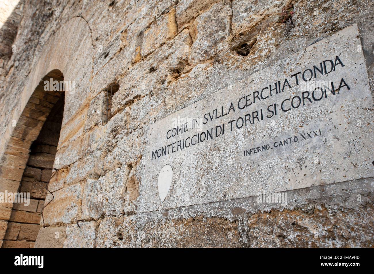 Quelques versets de la Divine Comédie de Dante Alighieri sur une plaque commémorative, le long des murs de la ville, près de la Porta Fiorentina. Banque D'Images