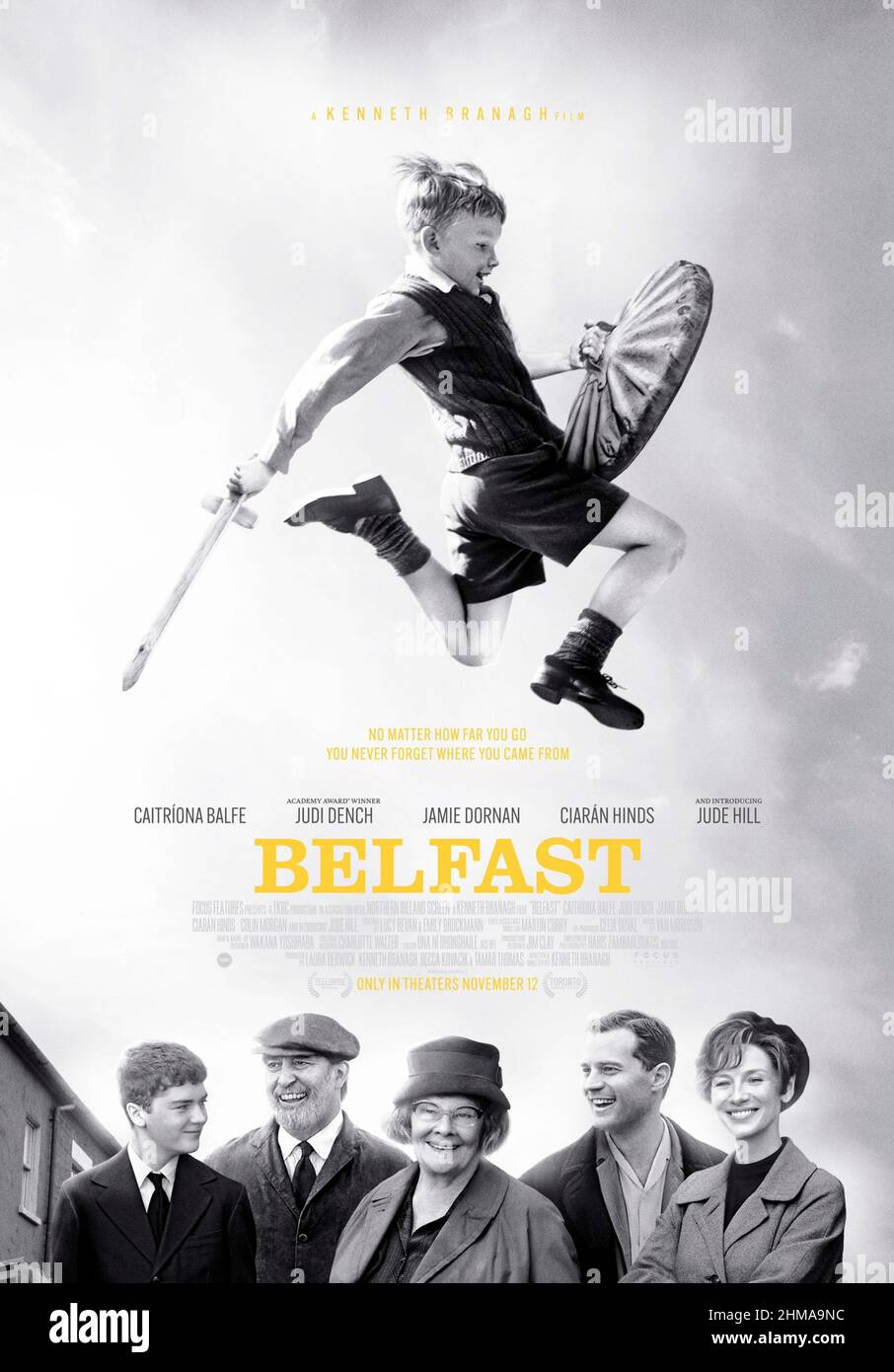 Belfast (2021) dirigée par Kenneth Branagh et avec Jude Hill, Lewis McAskie et Caitriona Balfe. Un jeune garçon et sa famille de classe ouvrière de Belfast connaissent le tumultueux fin 1960s. Banque D'Images