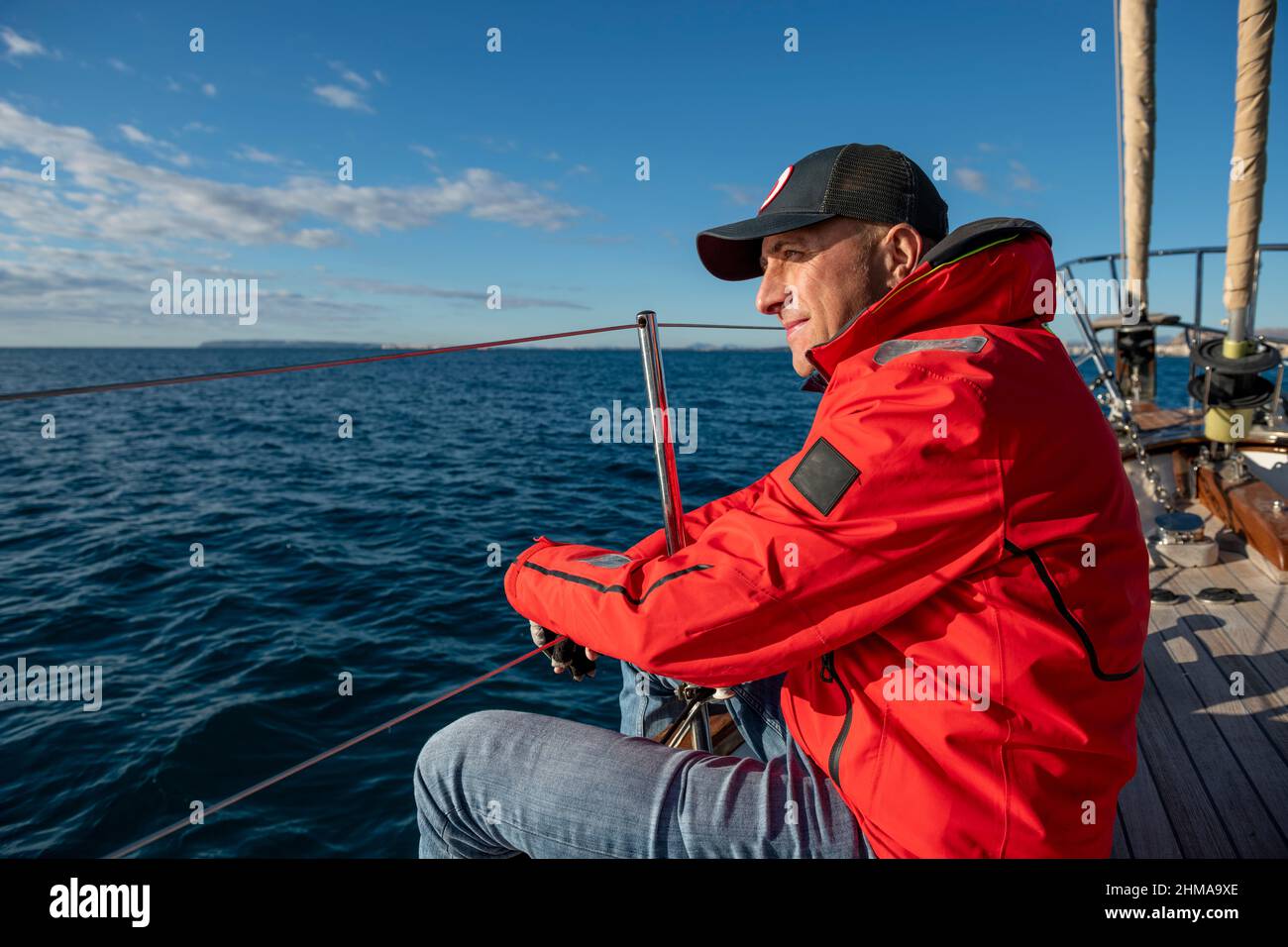 Adultes hommes naviguant sur la baie d'Alicante, Costa Blanca, Espagne Banque D'Images