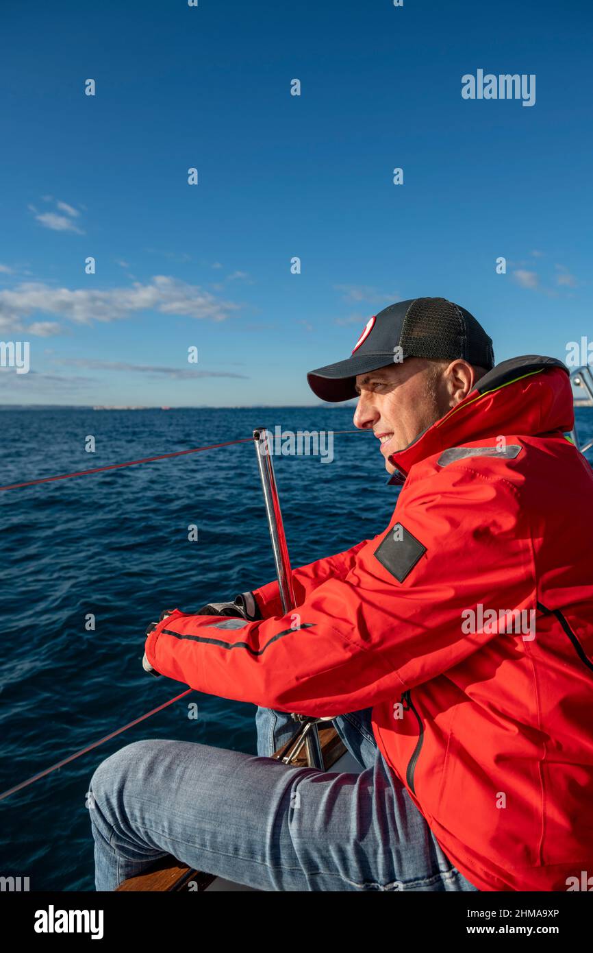 Adultes hommes naviguant sur la baie d'Alicante, Costa Blanca, Espagne Banque D'Images