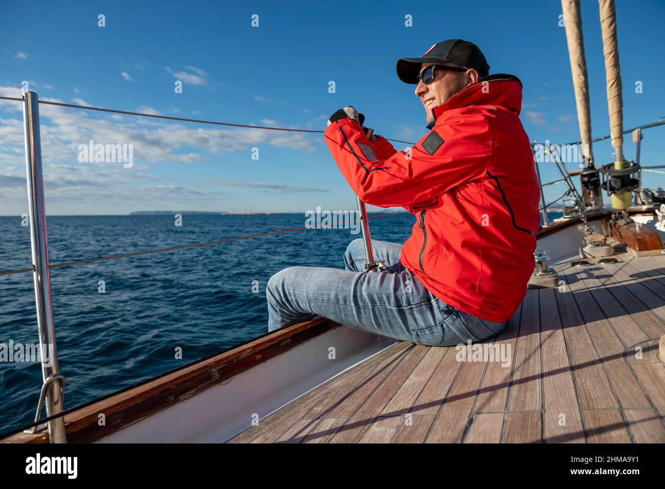 Adultes hommes naviguant sur la baie d'Alicante, Costa Blanca, Espagne Banque D'Images
