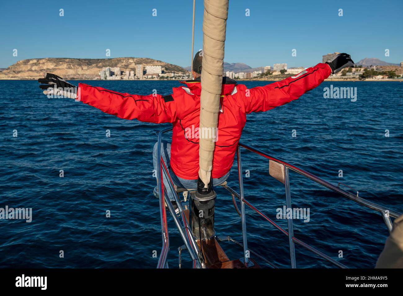 Adultes hommes naviguant sur la baie d'Alicante, Costa Blanca, Espagne Banque D'Images
