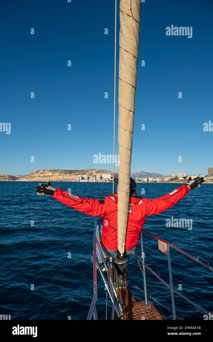 Adultes hommes naviguant sur la baie d'Alicante, Costa Blanca, Espagne Banque D'Images