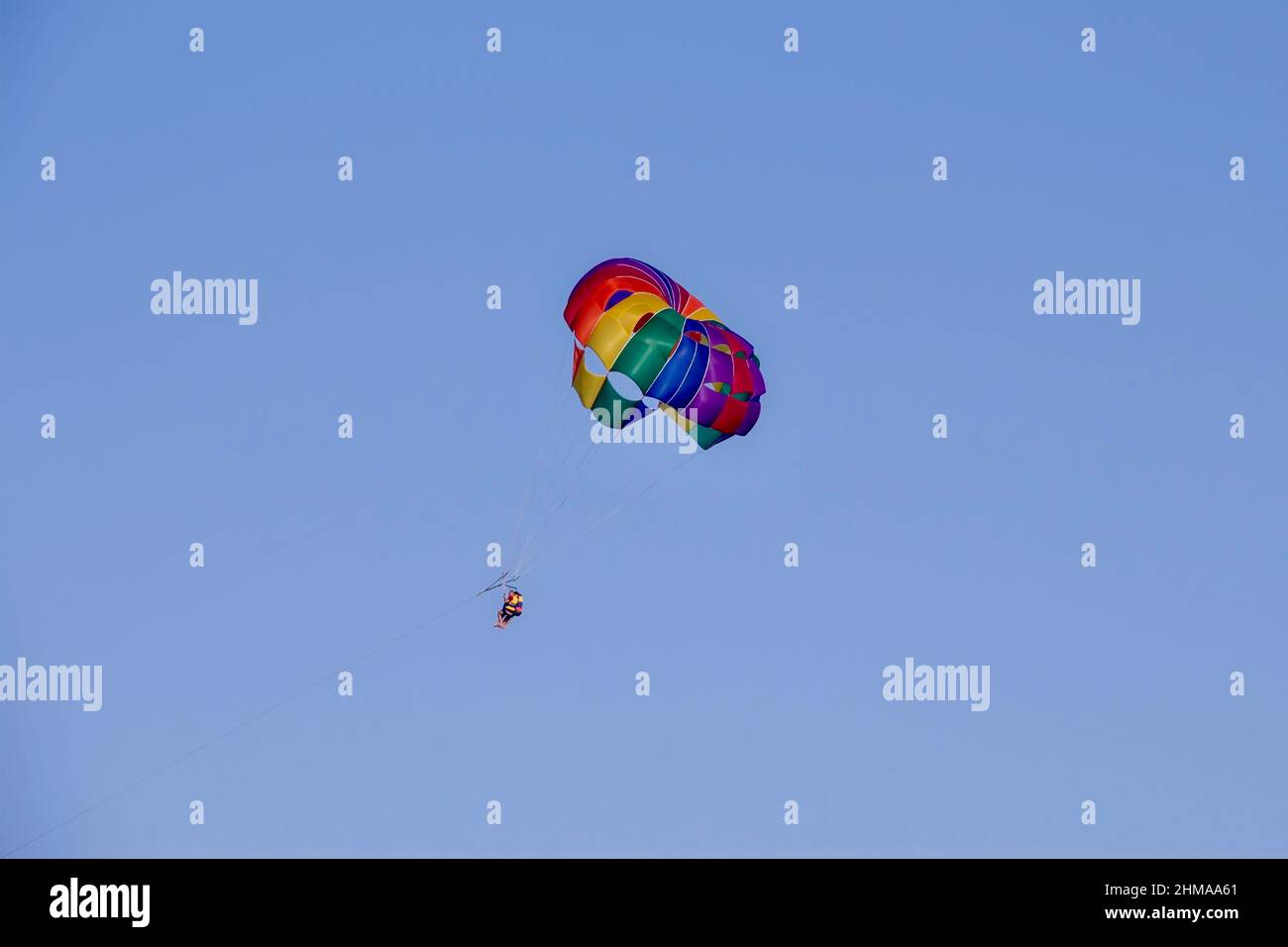 Parachute coloré contre ciel bleu. En été Banque D'Images