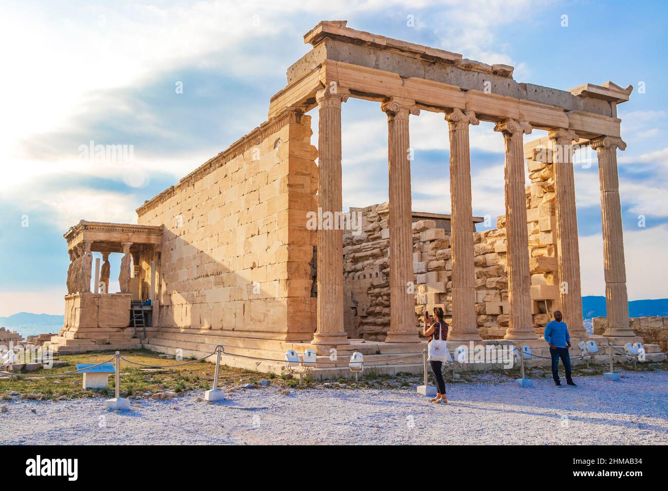 Athènes Grèce 04. Octobre 2018 temple d'Eretteo à l'Acropole d'Athènes avec des ruines étonnantes et belles Parthénon et ciel bleu dans la capitale A de la Grèce Banque D'Images