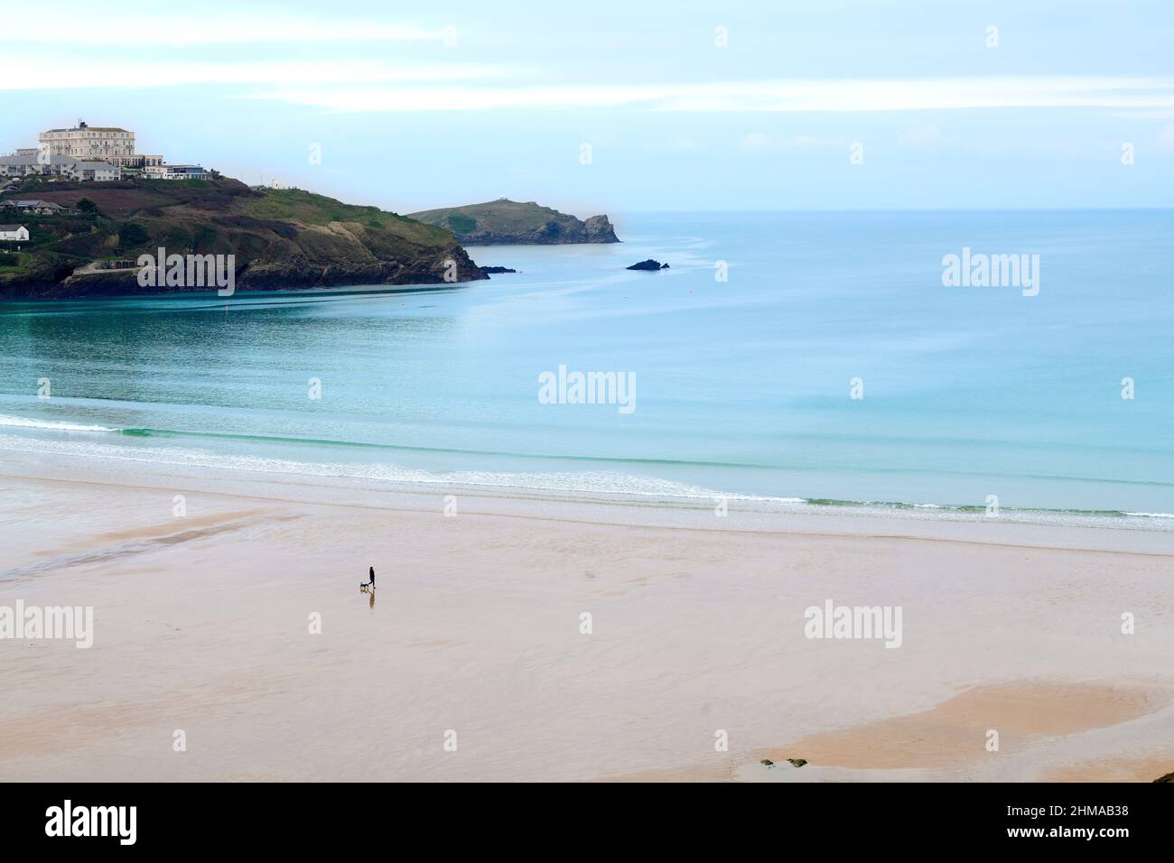 Une personne seule visible sur une plage Great Western autrement vide à Newquay, en Cornouailles, en Angleterre, un jour d'hiver avec peu de surf. Banque D'Images