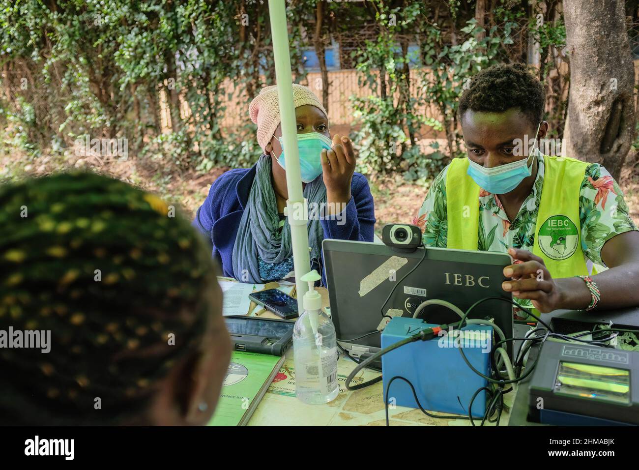 Nairobi, Kenya. 06th févr. 2022. Un agent de la CBEI a vu travailler, au cours du dernier jour de l'inscription massive des électeurs dans les bidonvilles de Kibera. En raison du manque de cartes d'identité pour la plupart des jeunes et des nouveaux électeurs qui n'ont pas pu s'inscrire, la Commission électorale indépendante et de délimitation des circonscriptions du Kenya (IEBC) sur son deuxième enregistrement électoral continu amélioré national (ECVR) a enregistré un total de 1, 031 645 électeurs au cours de l'exercice d'inscription continue amélioré qui s'est terminé le 16th février 2022. (Photo de Donwilson Odhiambo/SOPA Images/Sipa USA) crédit: SIPA USA/Alay Live News Banque D'Images