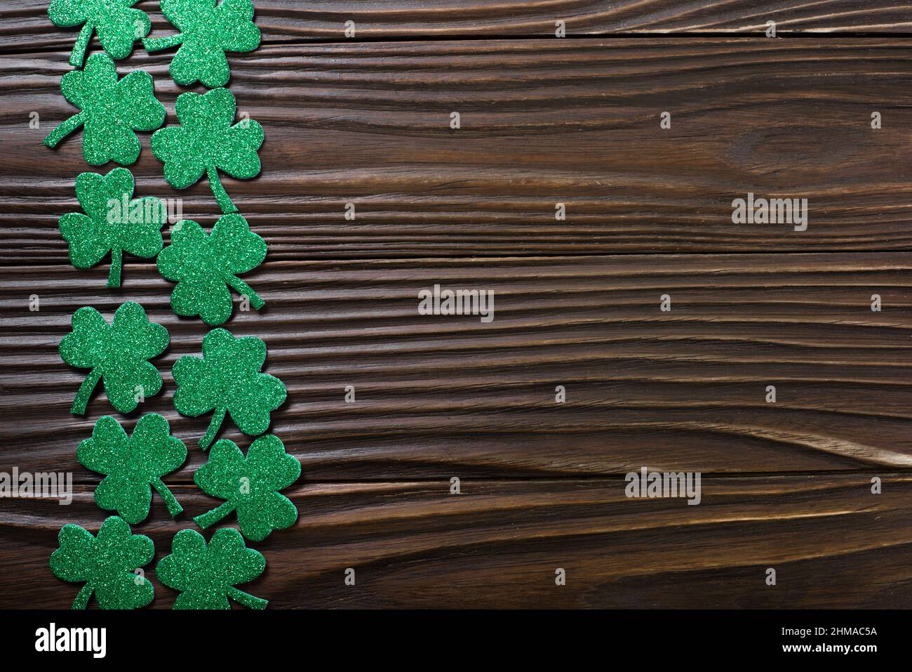 Shamrock feuilles sur fond en bois sombre avec espace de copie et vue sur les étales à plat Banque D'Images