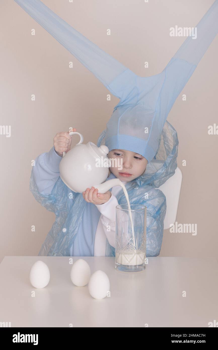 La petite fille joue au lapin de pâques. Banque D'Images