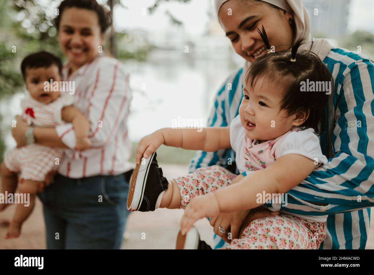 Les mères avec des bébés dans le parc Banque D'Images